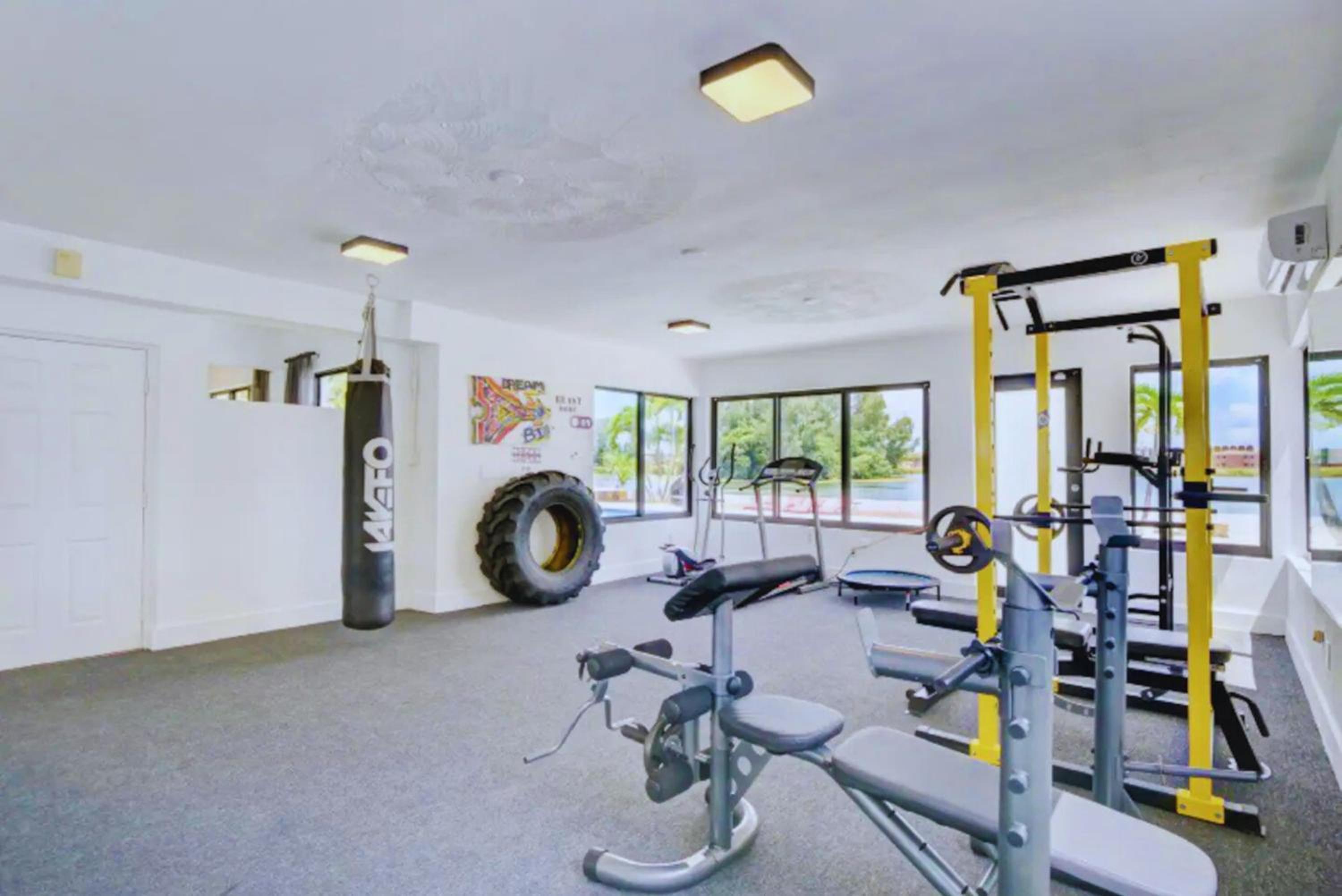 Club House 305 w PRIVATE NIGHTCLUB, Cinema, Game Room, Gym & Pool