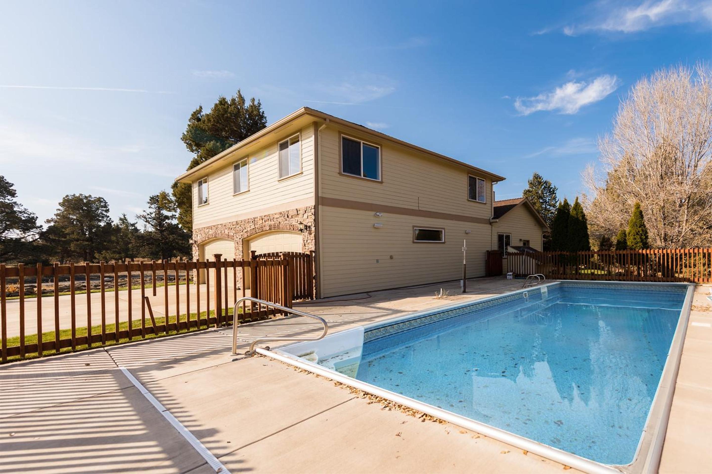Powell by AvantStay Secluded Home only 10 Mins from DT Bend w Hot Tub