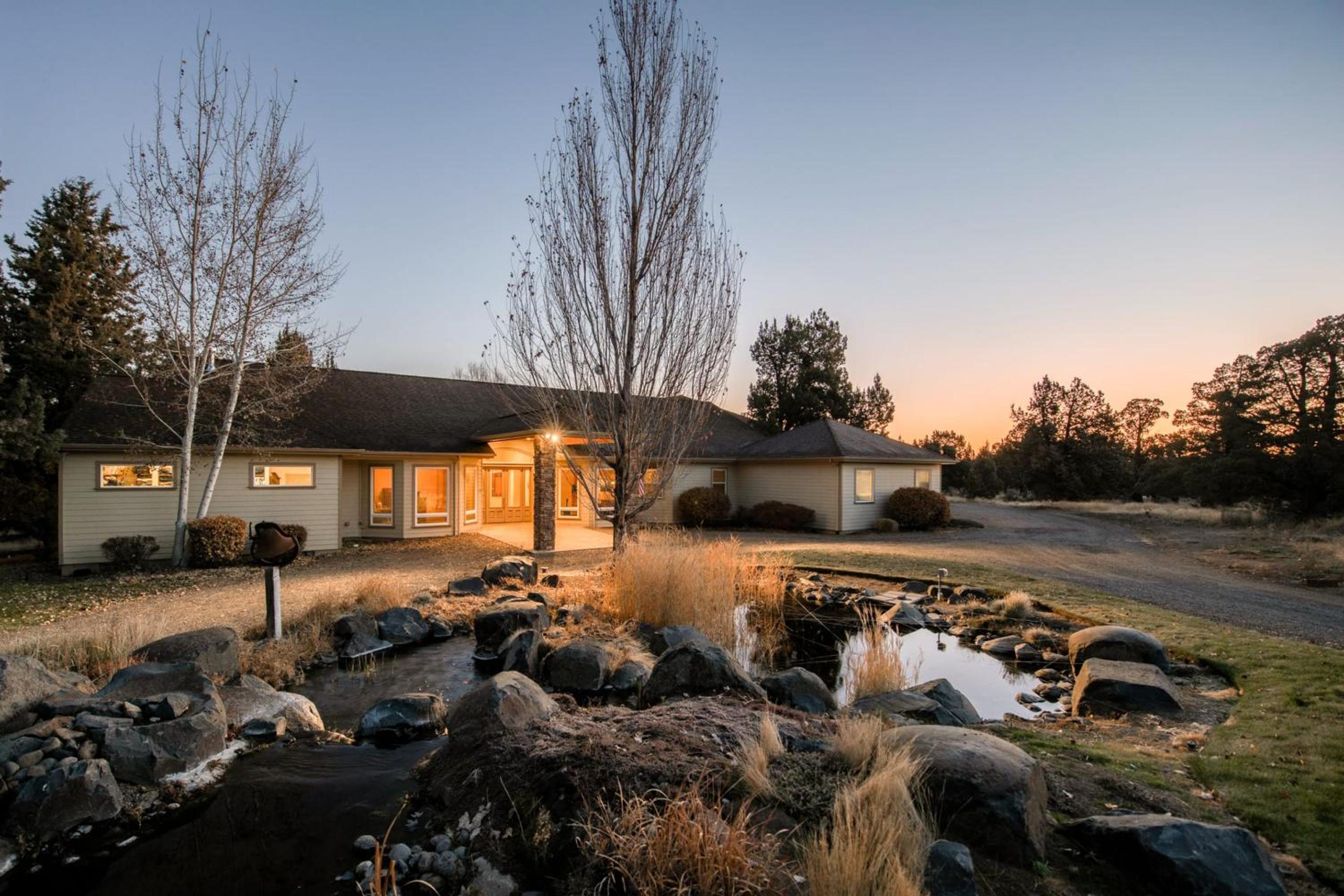 Powell by AvantStay Secluded Home only 10 Mins from DT Bend w Hot Tub