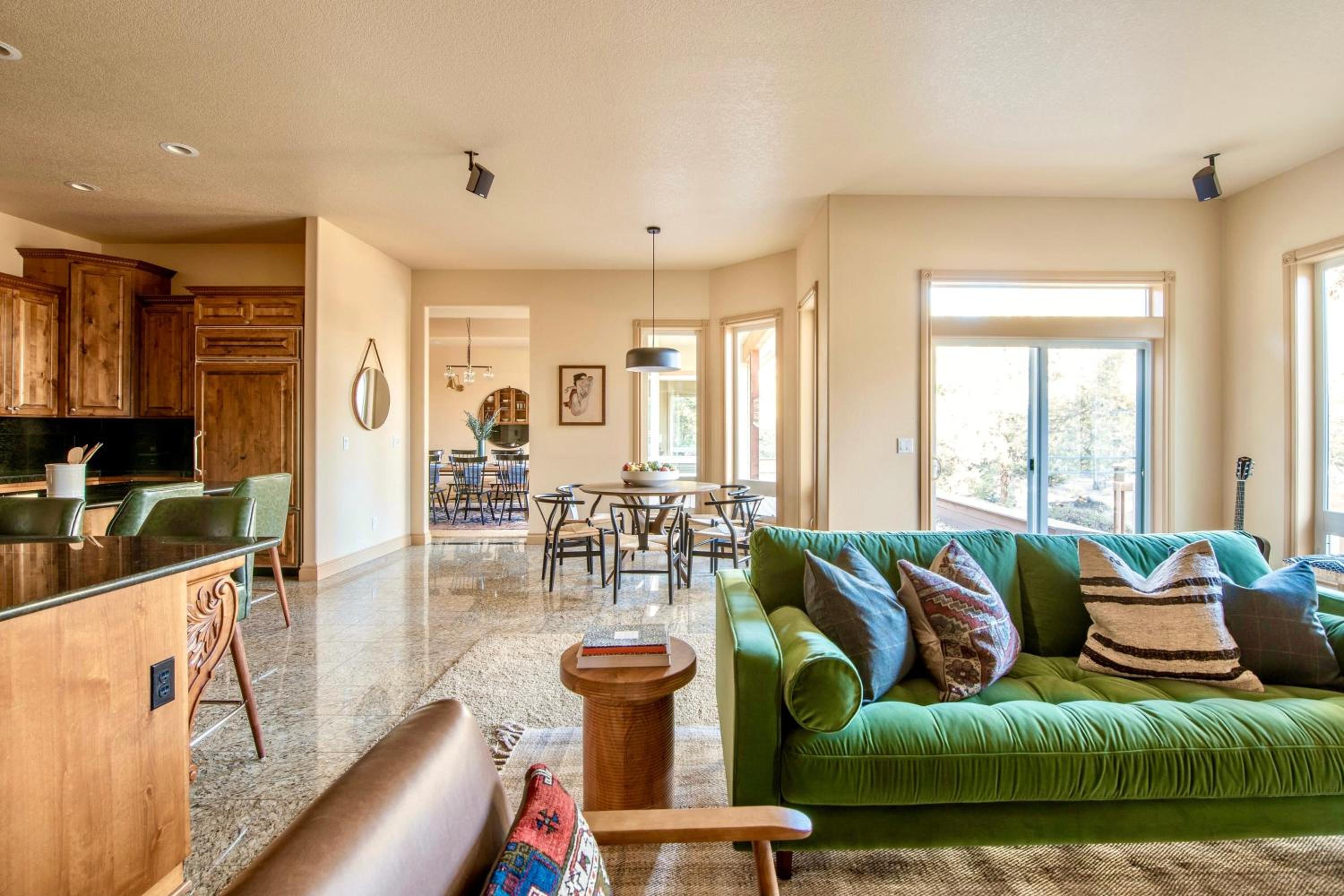 Powell by AvantStay Secluded Home only 10 Mins from DT Bend w Hot Tub