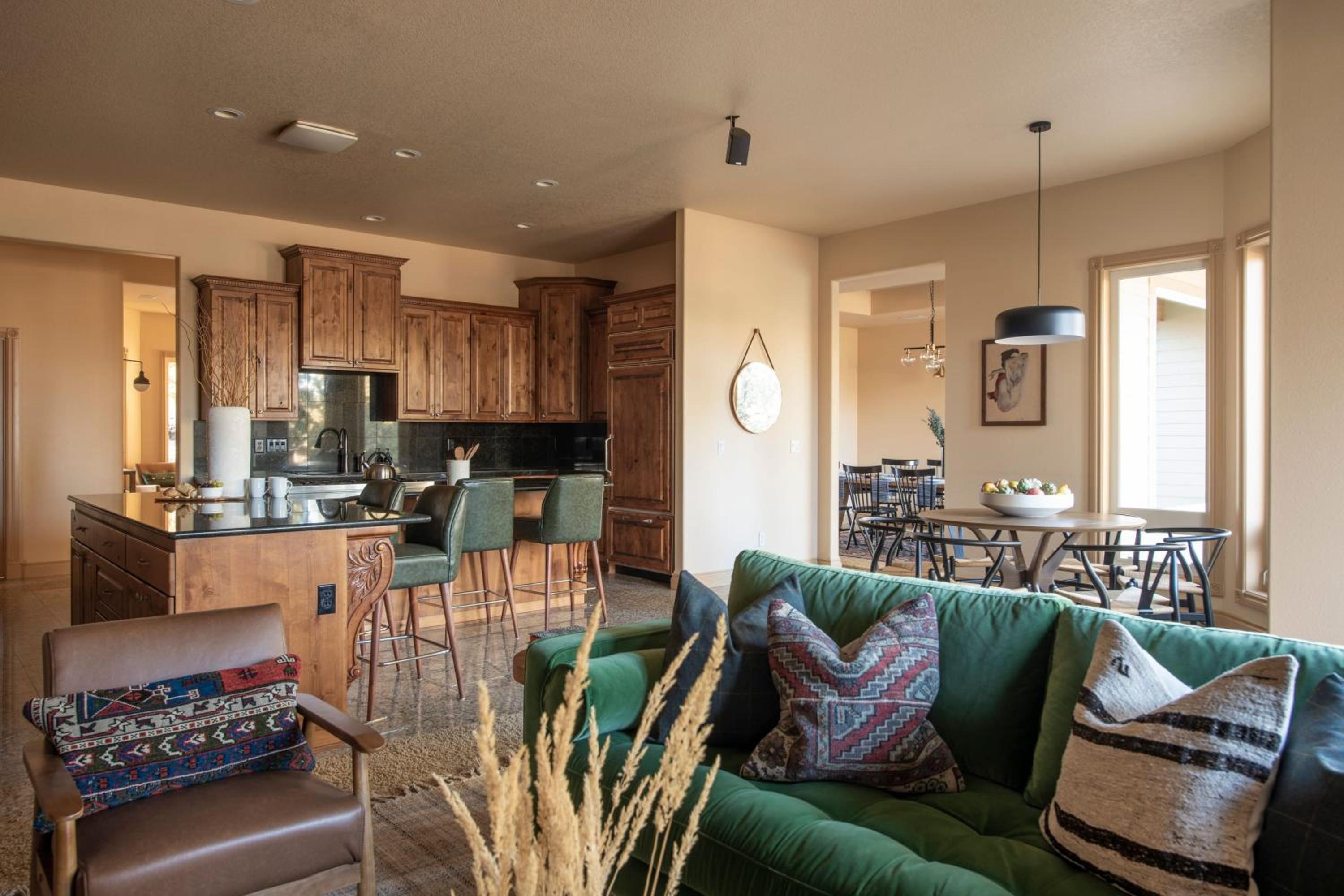 Powell by AvantStay Secluded Home only 10 Mins from DT Bend w Hot Tub