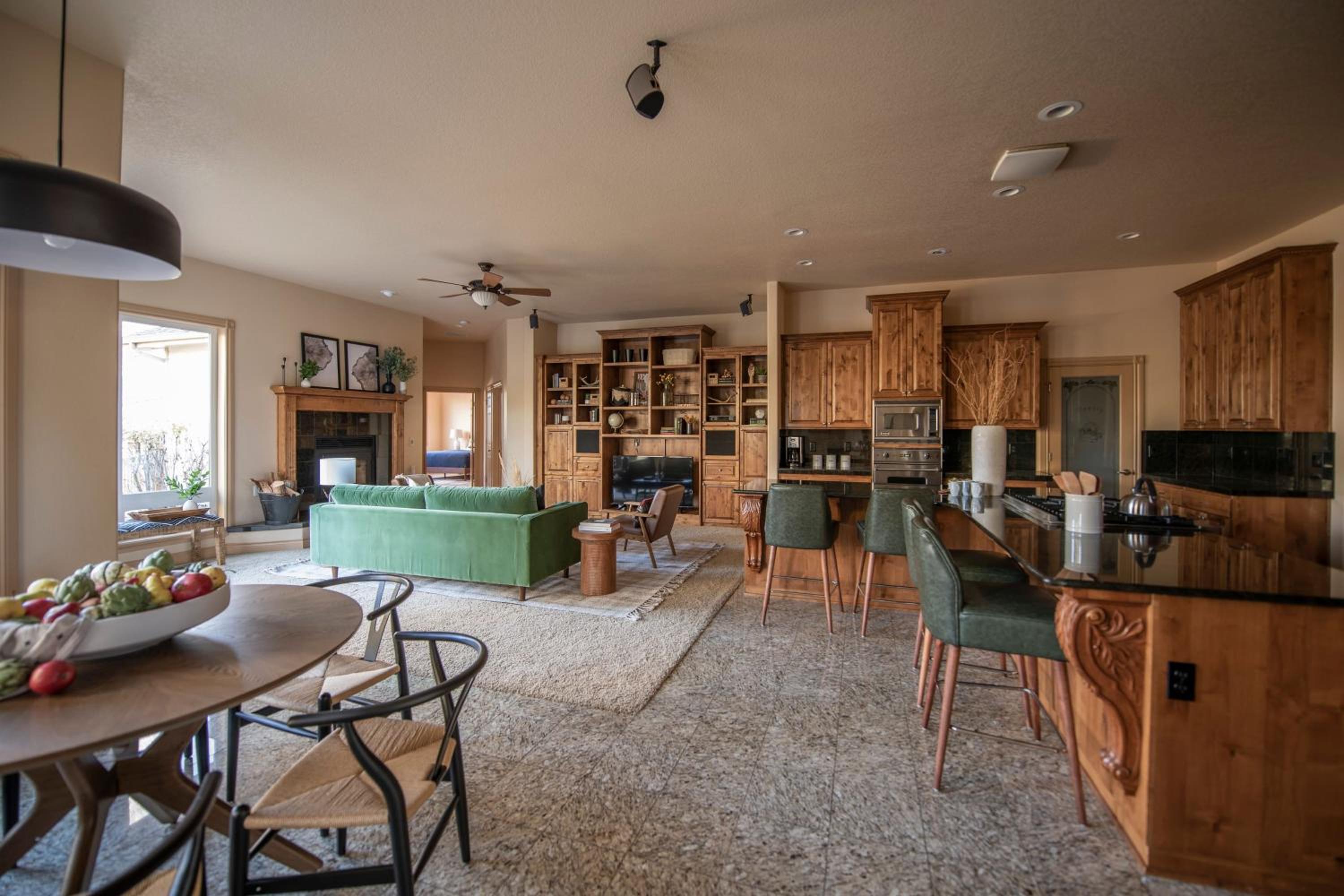Powell by AvantStay Secluded Home only 10 Mins from DT Bend w Hot Tub