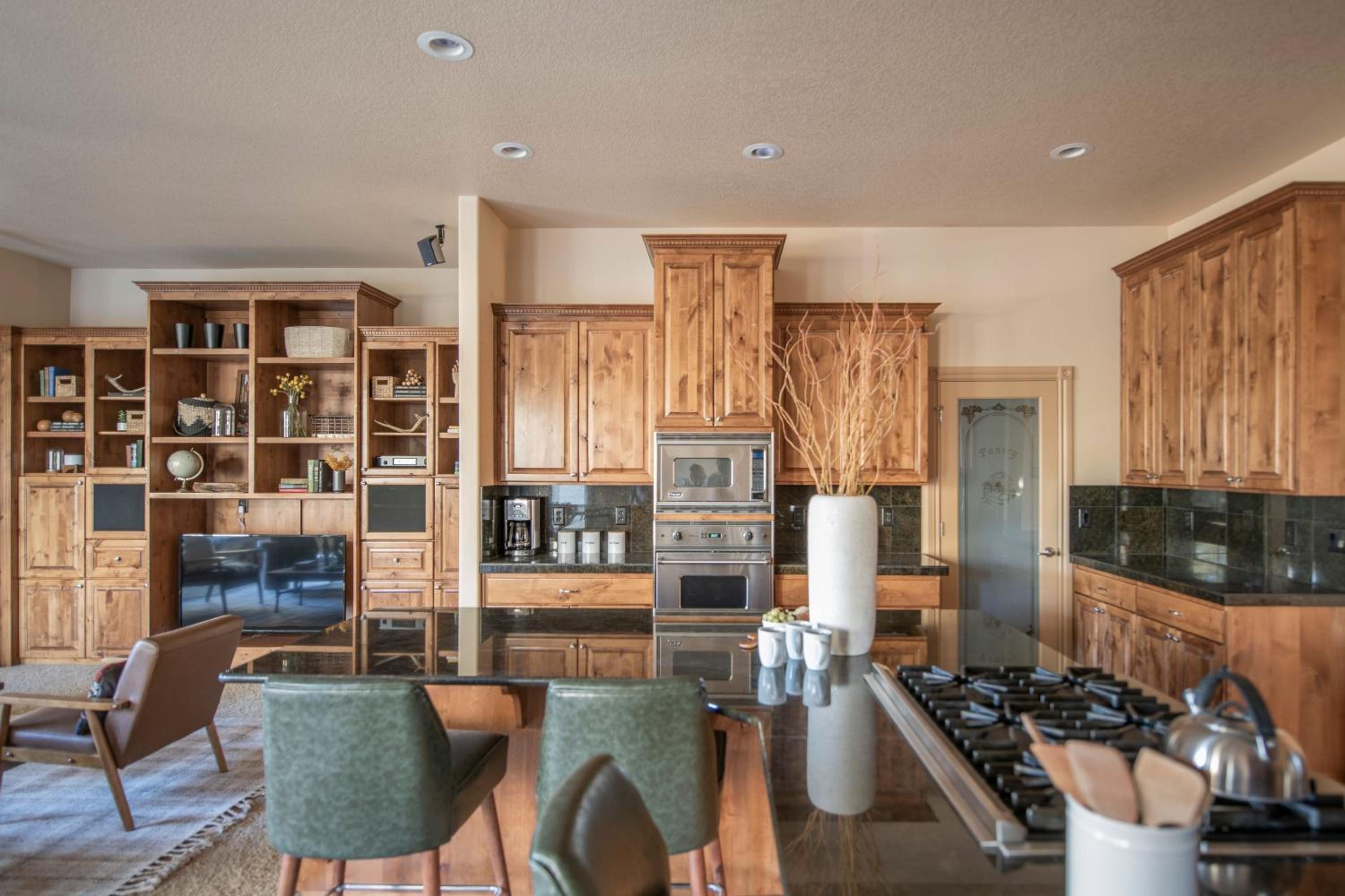 Powell by AvantStay Secluded Home only 10 Mins from DT Bend w Hot Tub