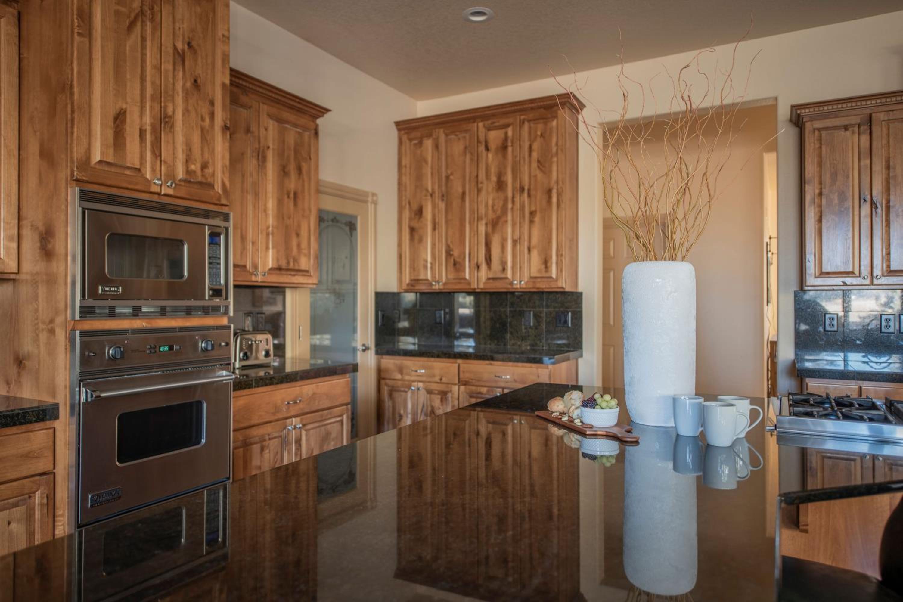 Powell by AvantStay Secluded Home only 10 Mins from DT Bend w Hot Tub
