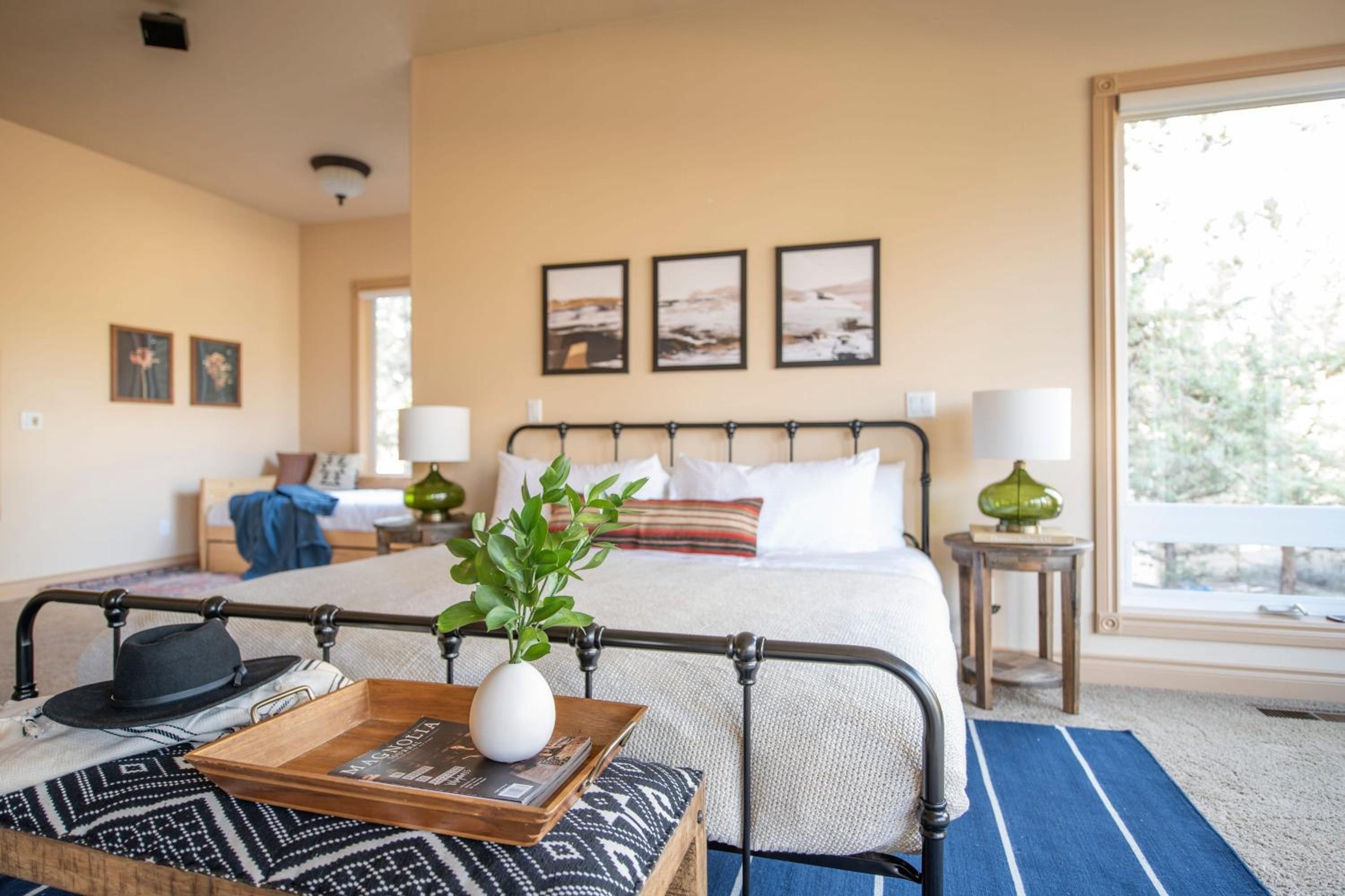 Powell by AvantStay Secluded Home only 10 Mins from DT Bend w Hot Tub