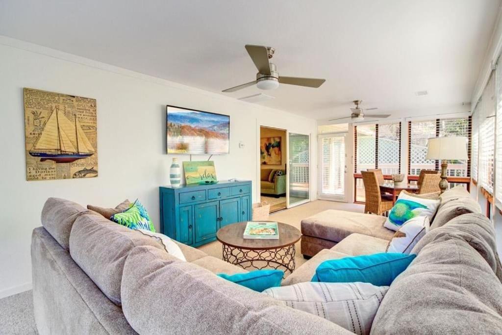 3 Twin Oaks Lane by AvantStay Beach Access Sunroom Great Location