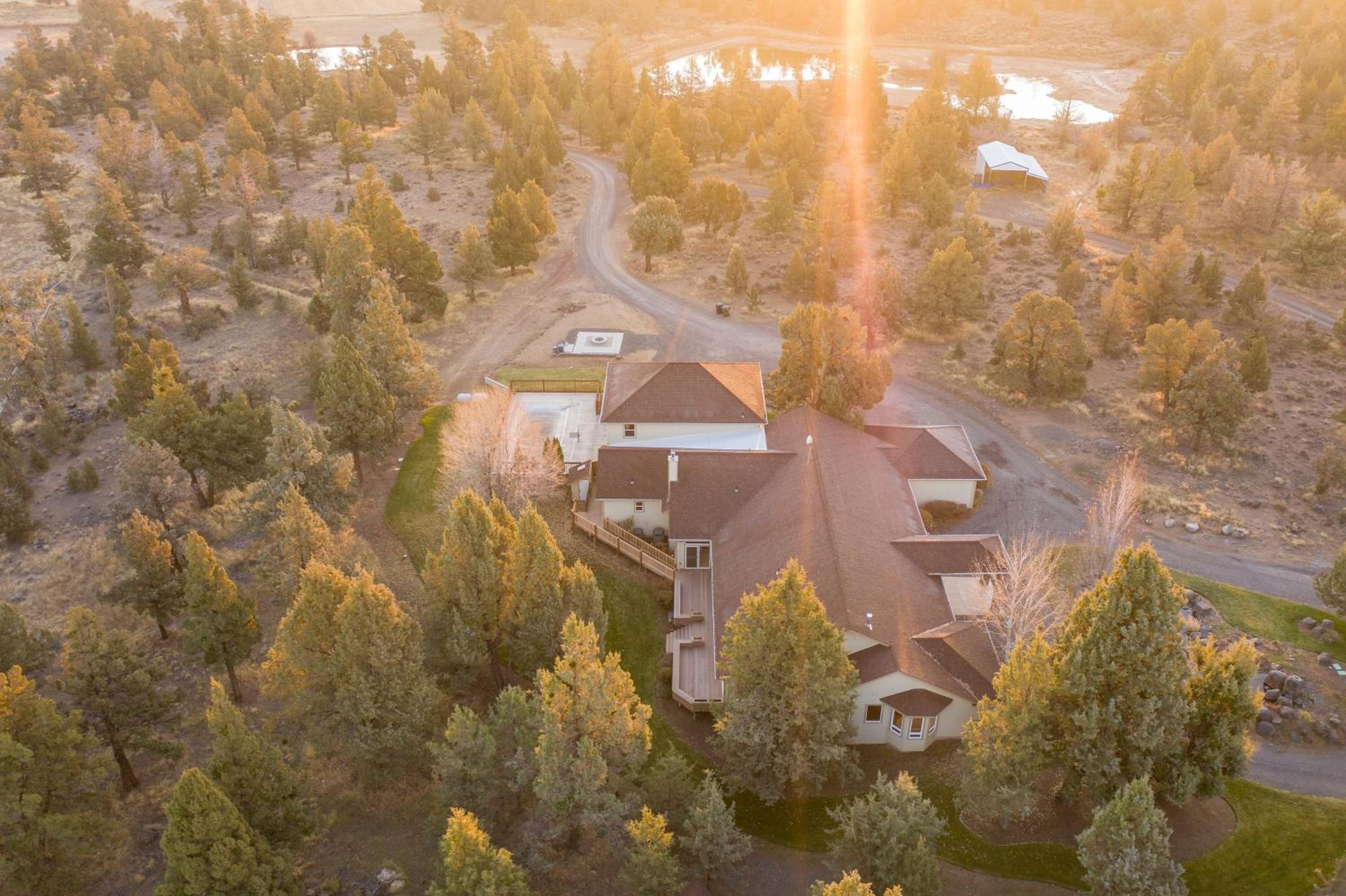 Powell by AvantStay Secluded Home only 10 Mins from DT Bend w Hot Tub