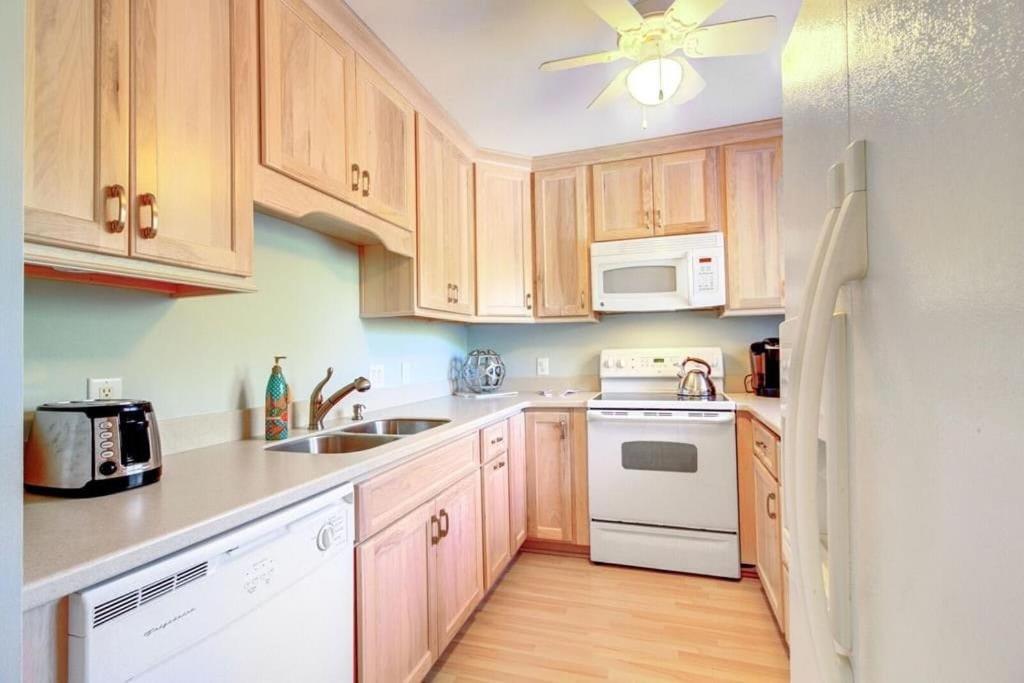 3 Twin Oaks Lane by AvantStay Beach Access Sunroom Great Location