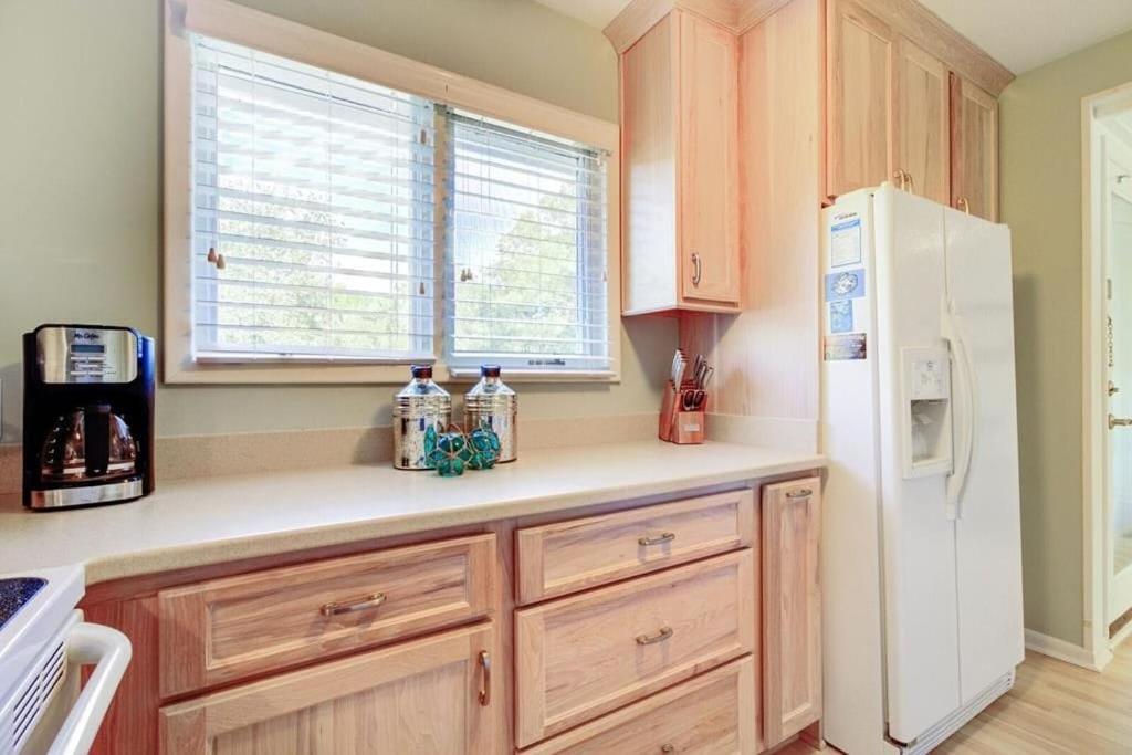 3 Twin Oaks Lane by AvantStay Beach Access Sunroom Great Location