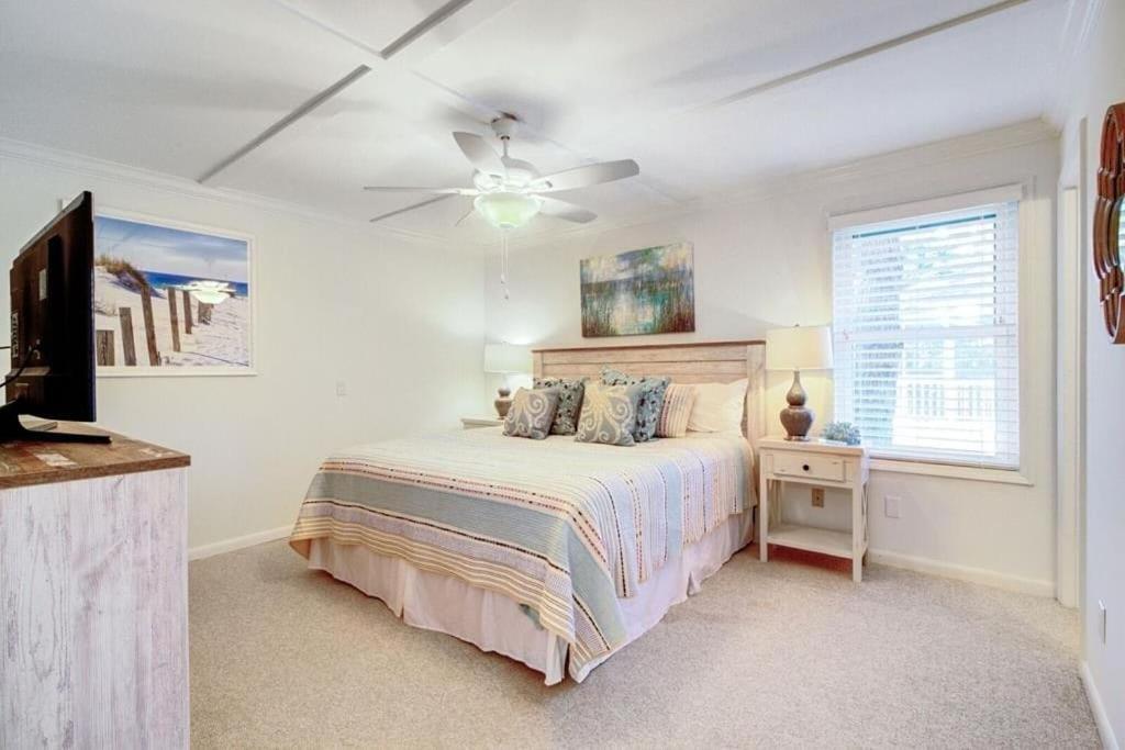 3 Twin Oaks Lane by AvantStay Beach Access Sunroom Great Location