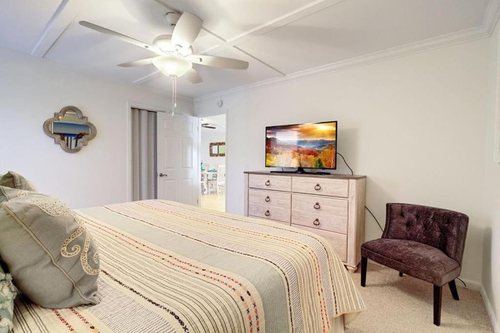 3 Twin Oaks Lane by AvantStay Beach Access Sunroom Great Location