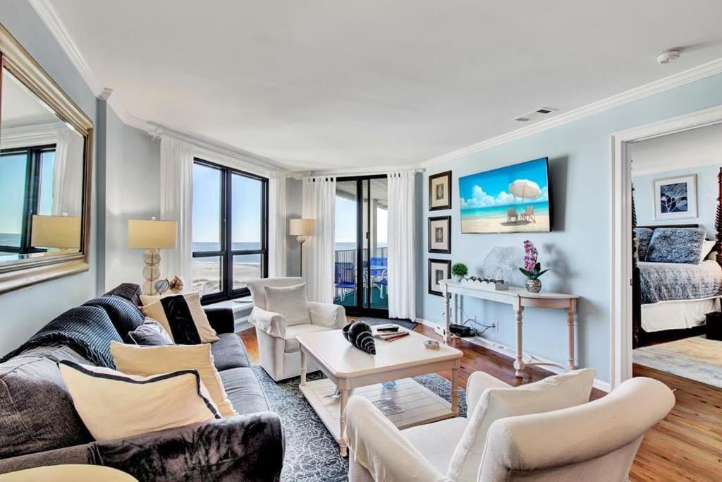504 Summerhouse by AvantStay Ocean Front Condo w Community Pool Access