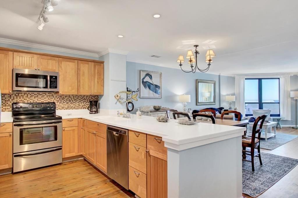 504 Summerhouse by AvantStay Ocean Front Condo w Community Pool Access