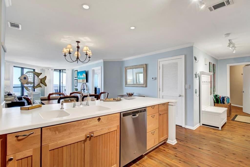 504 Summerhouse by AvantStay Ocean Front Condo w Community Pool Access
