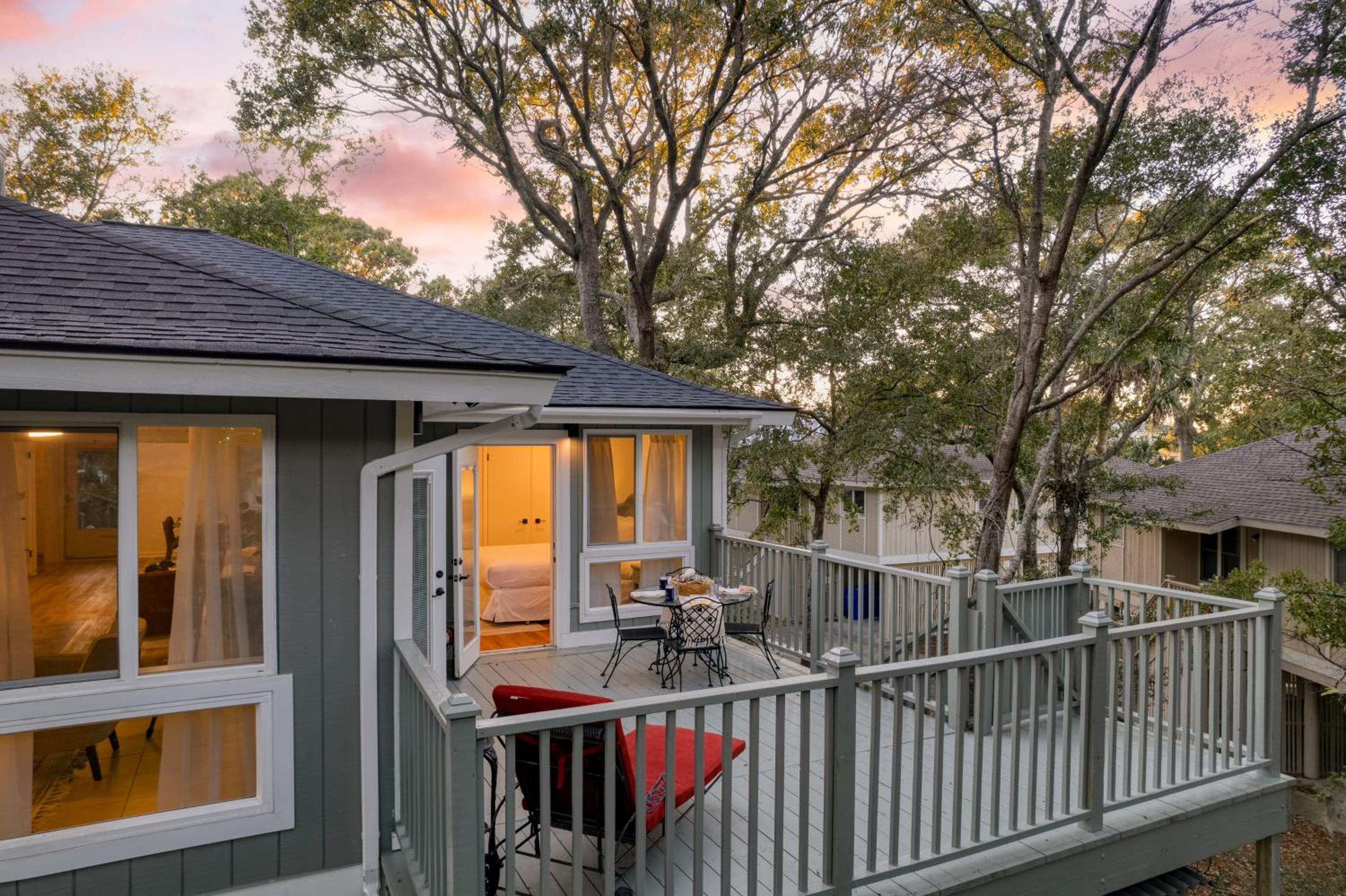 Conch Cottage by AvantStay Walk to Beach Deck Fireplace Outdoor Dining
