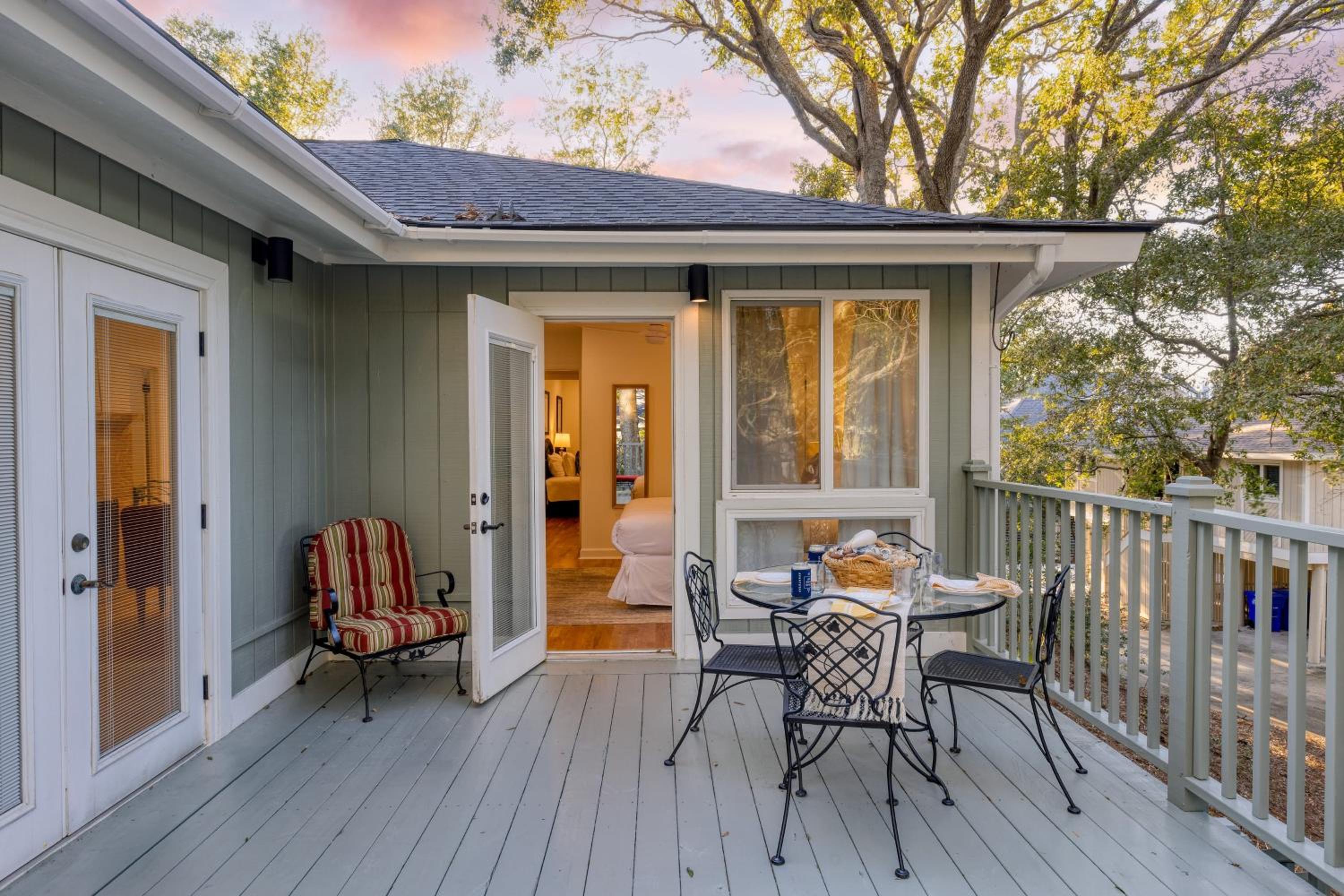 Conch Cottage by AvantStay Walk to Beach Deck Fireplace Outdoor Dining