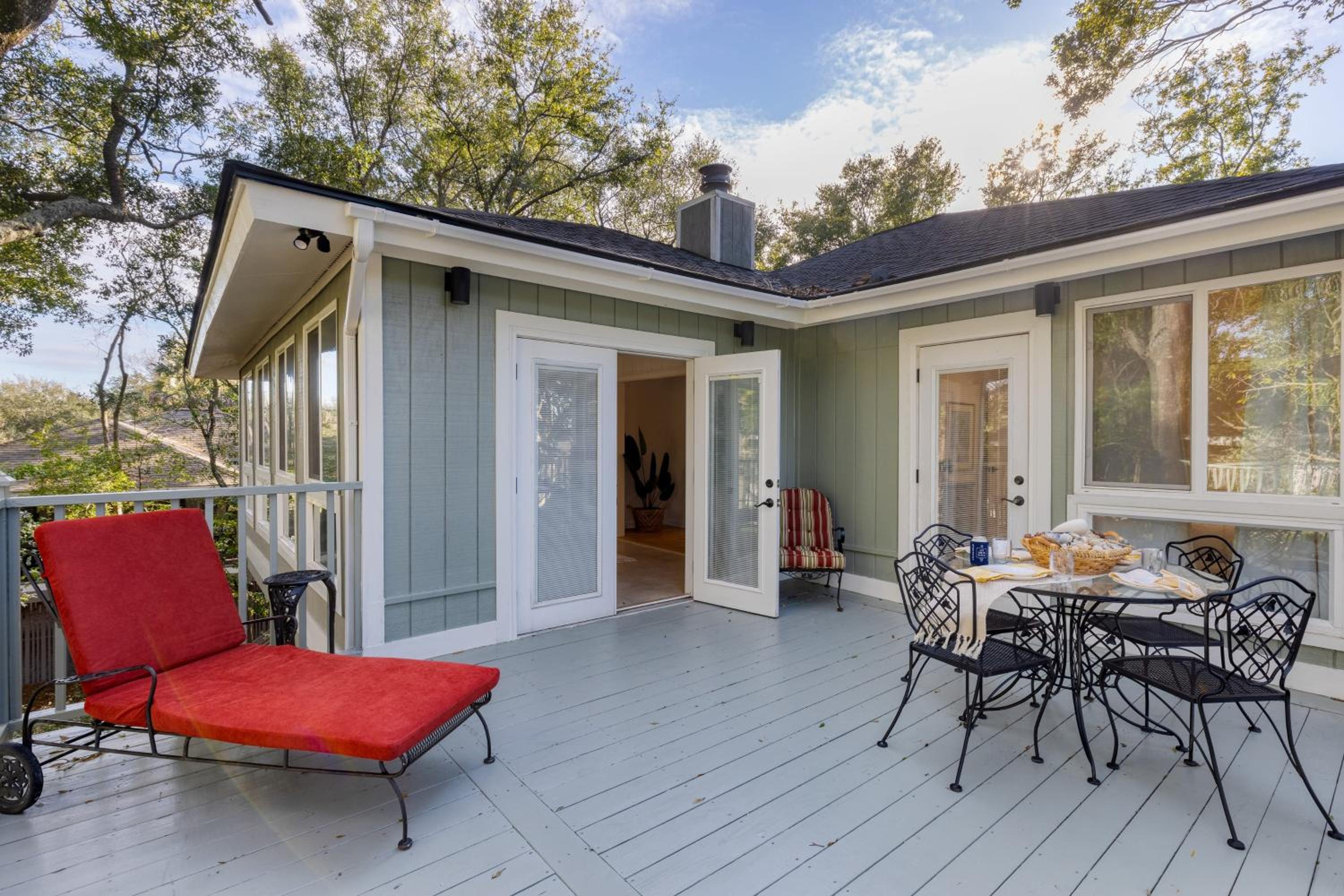 Conch Cottage by AvantStay Walk to Beach Deck Fireplace Outdoor Dining