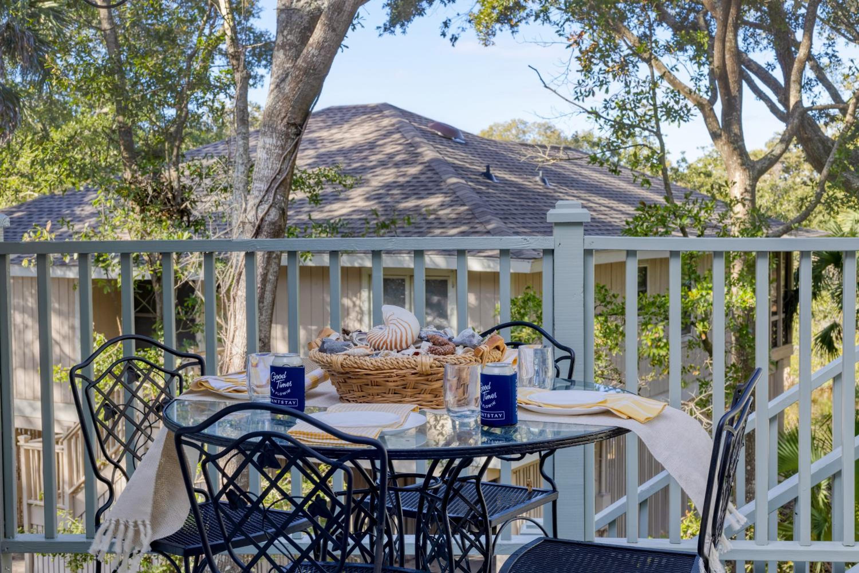 Conch Cottage by AvantStay Walk to Beach Deck Fireplace Outdoor Dining