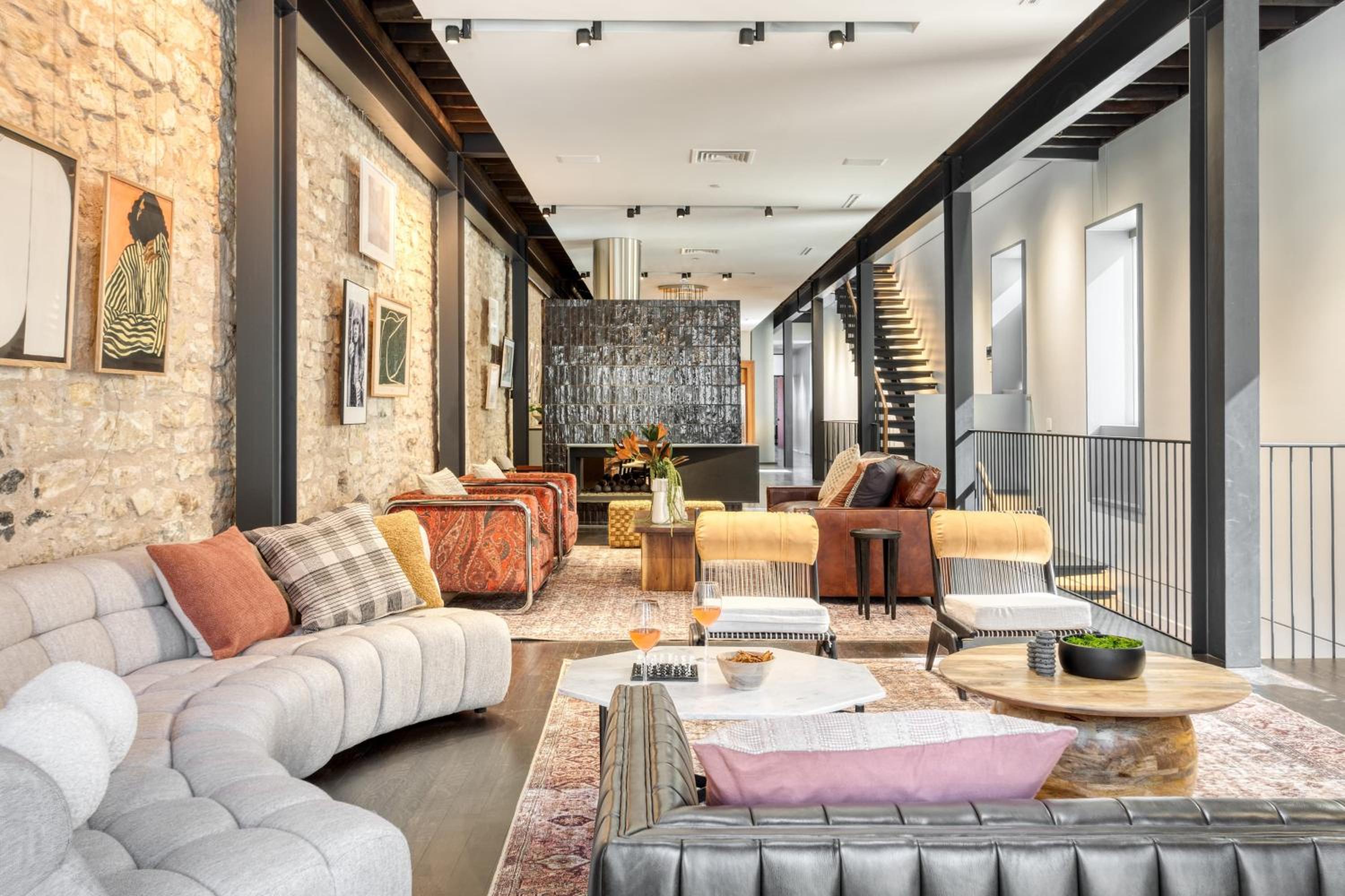 Paramount Place by AvantStay 4 Story Apartment in Heart of Austin w Movie Theatre