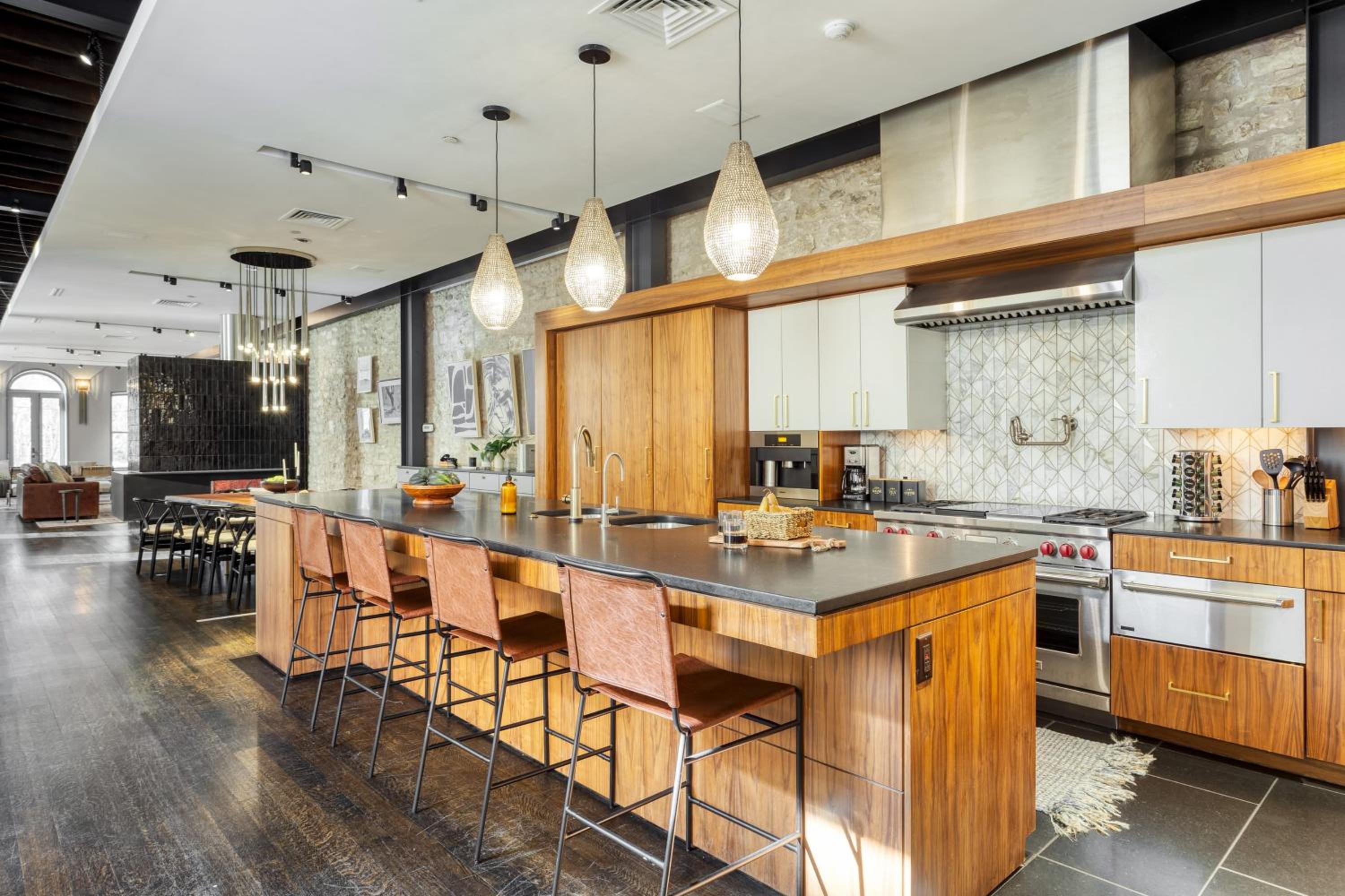 Paramount Place by AvantStay 4 Story Apartment in Heart of Austin w Movie Theatre
