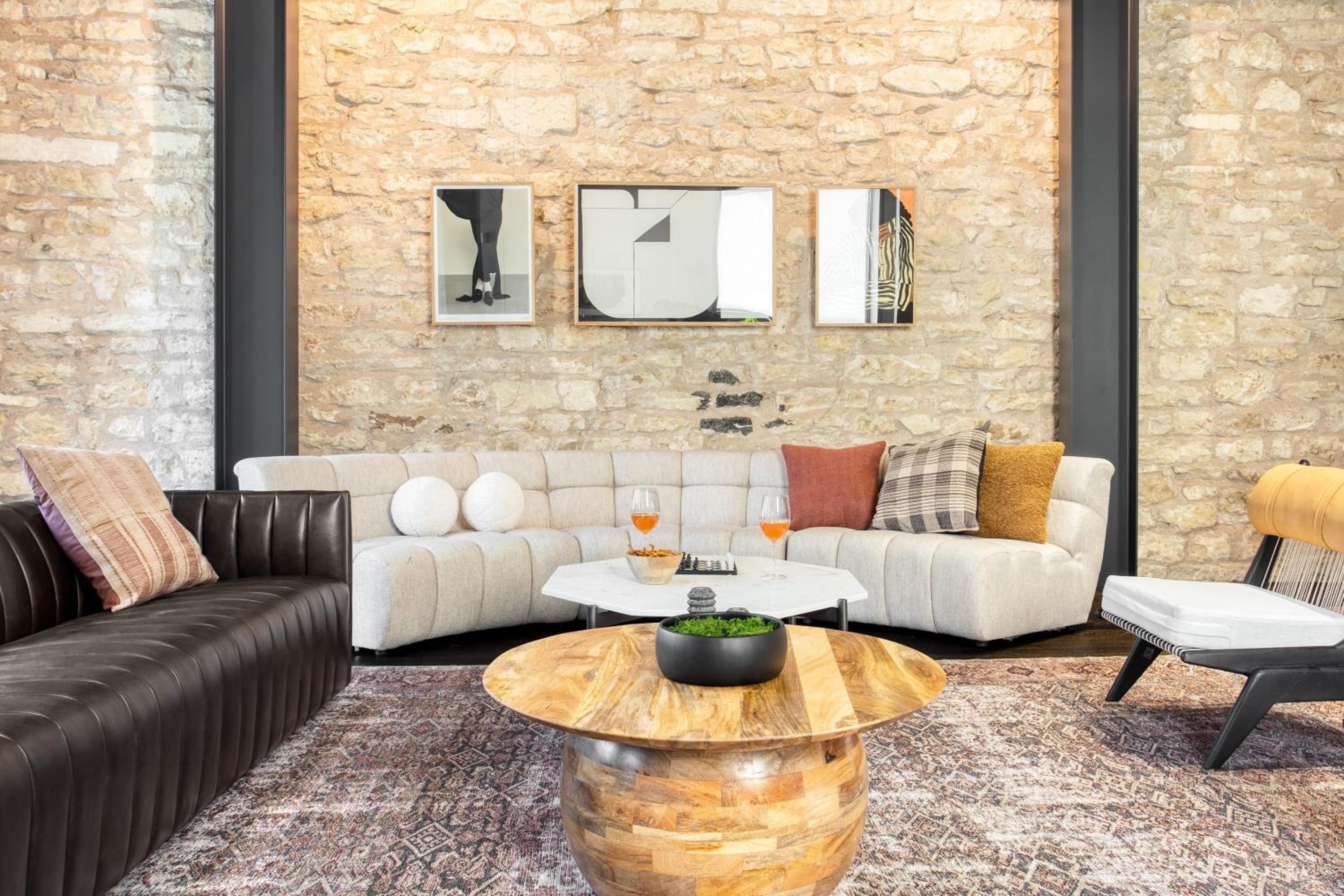 Paramount Place by AvantStay 4 Story Apartment in Heart of Austin w Movie Theatre
