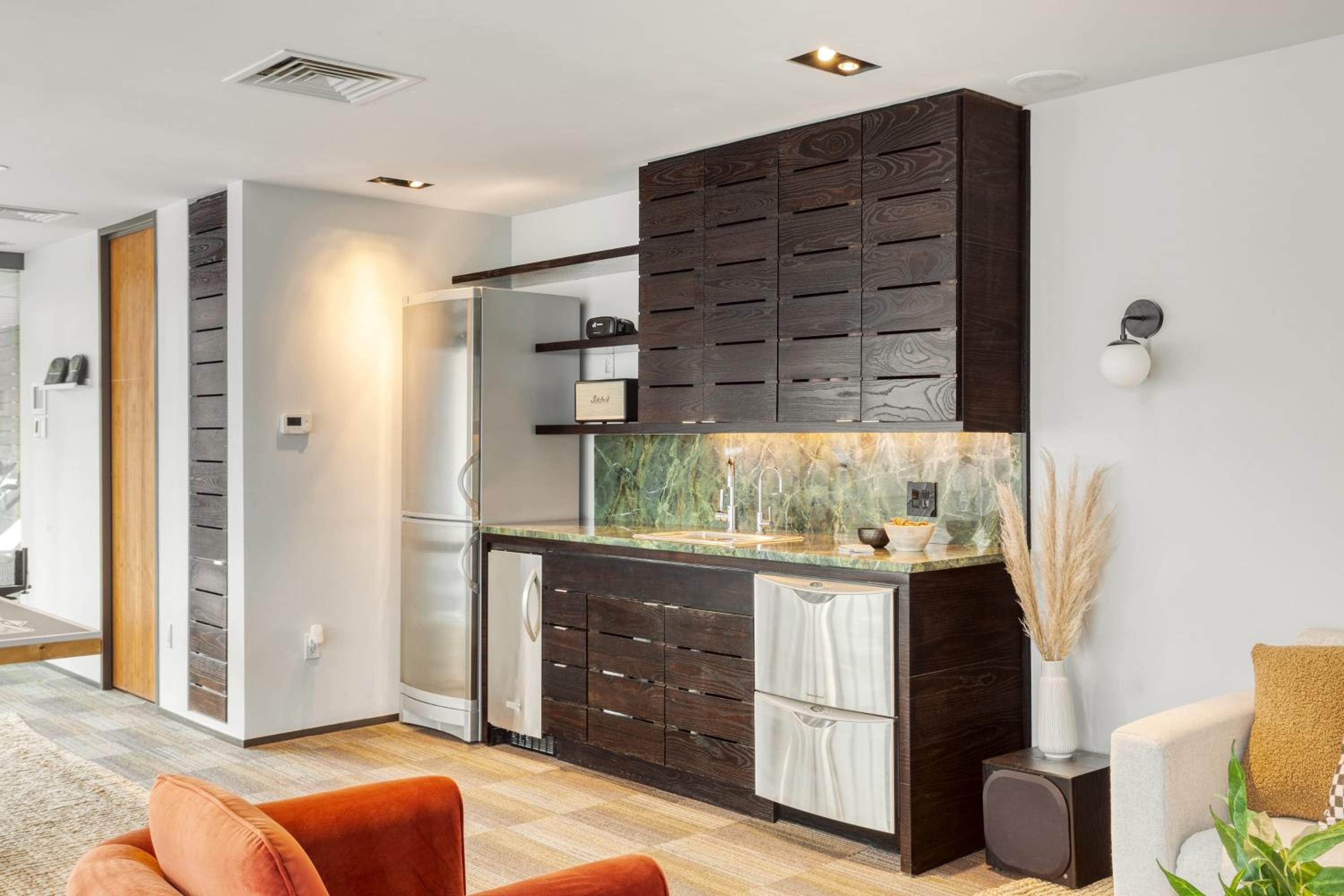Paramount Place by AvantStay 4 Story Apartment in Heart of Austin w Movie Theatre