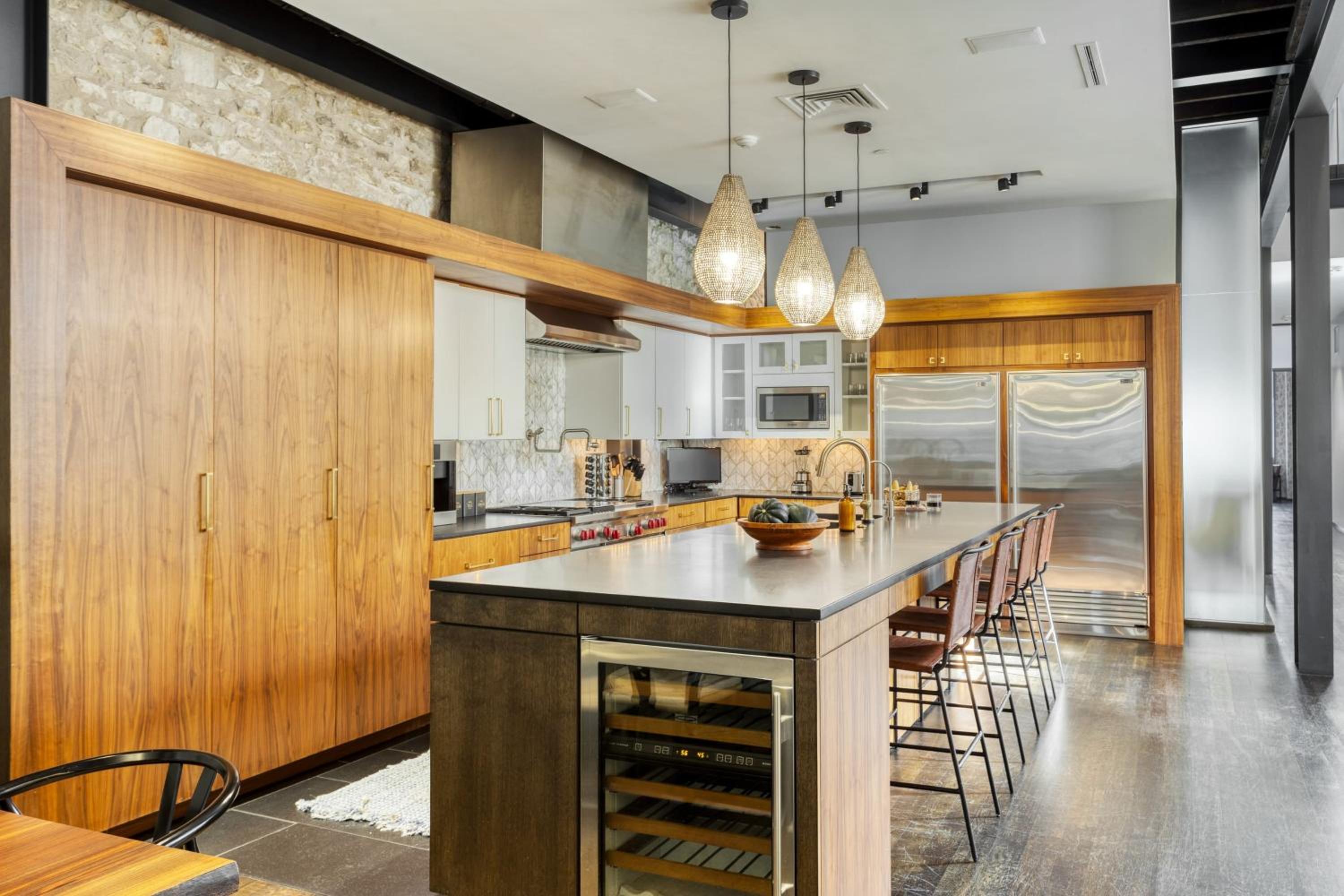 Paramount Place by AvantStay 4 Story Apartment in Heart of Austin w Movie Theatre