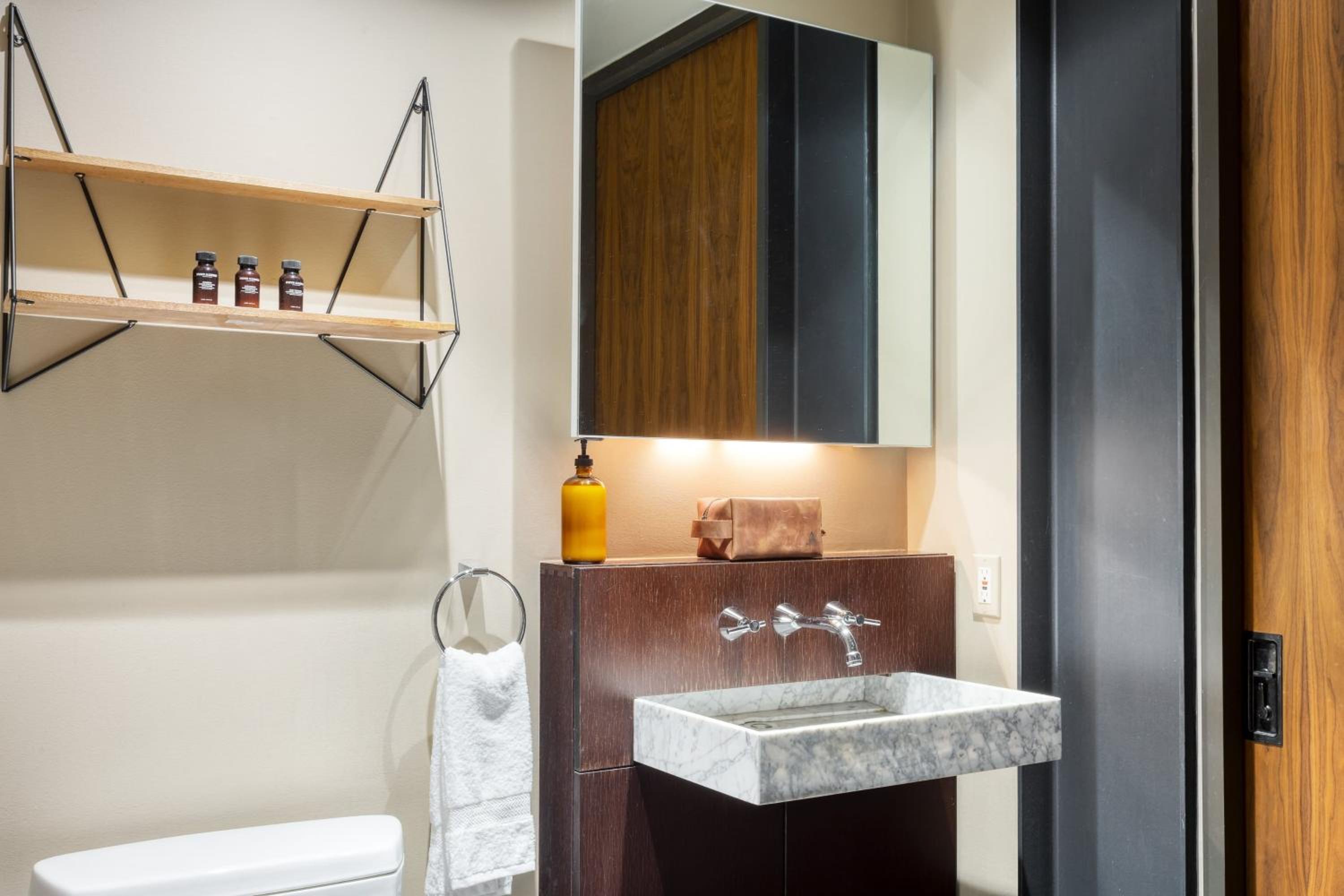 Paramount Place by AvantStay 4 Story Apartment in Heart of Austin w Movie Theatre