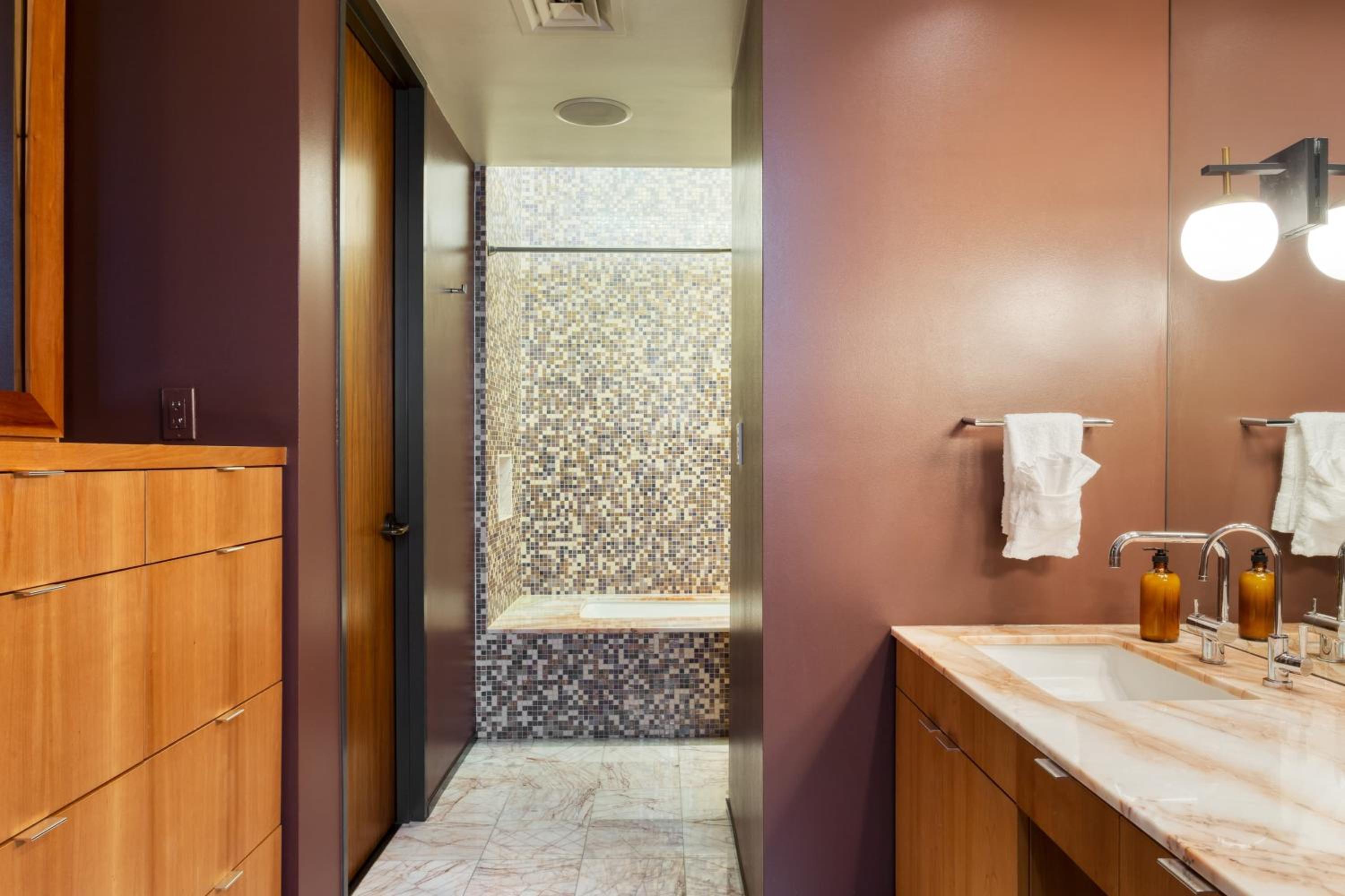 Paramount Place by AvantStay 4 Story Apartment in Heart of Austin w Movie Theatre
