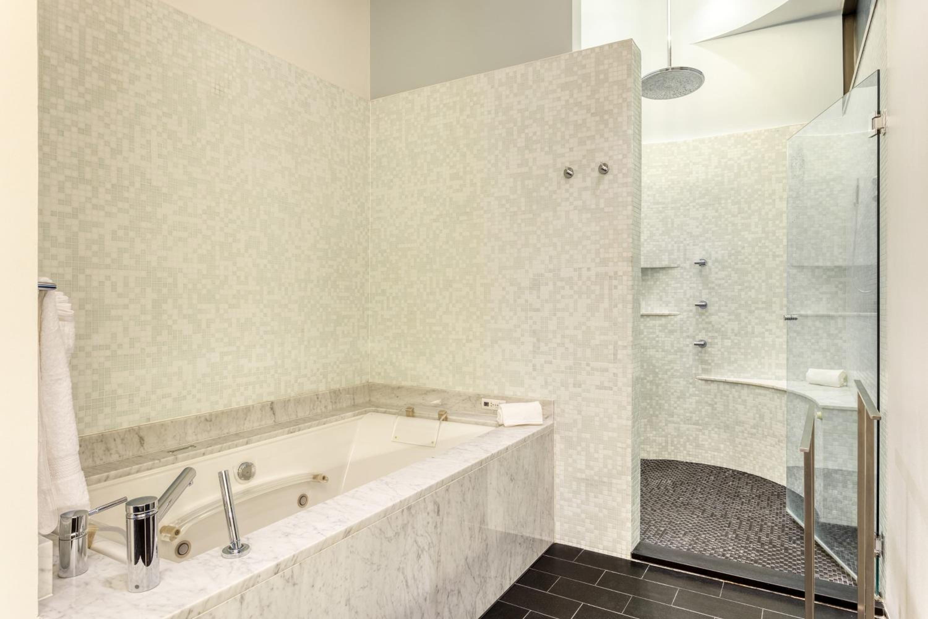 Paramount Place by AvantStay 4 Story Apartment in Heart of Austin w Movie Theatre