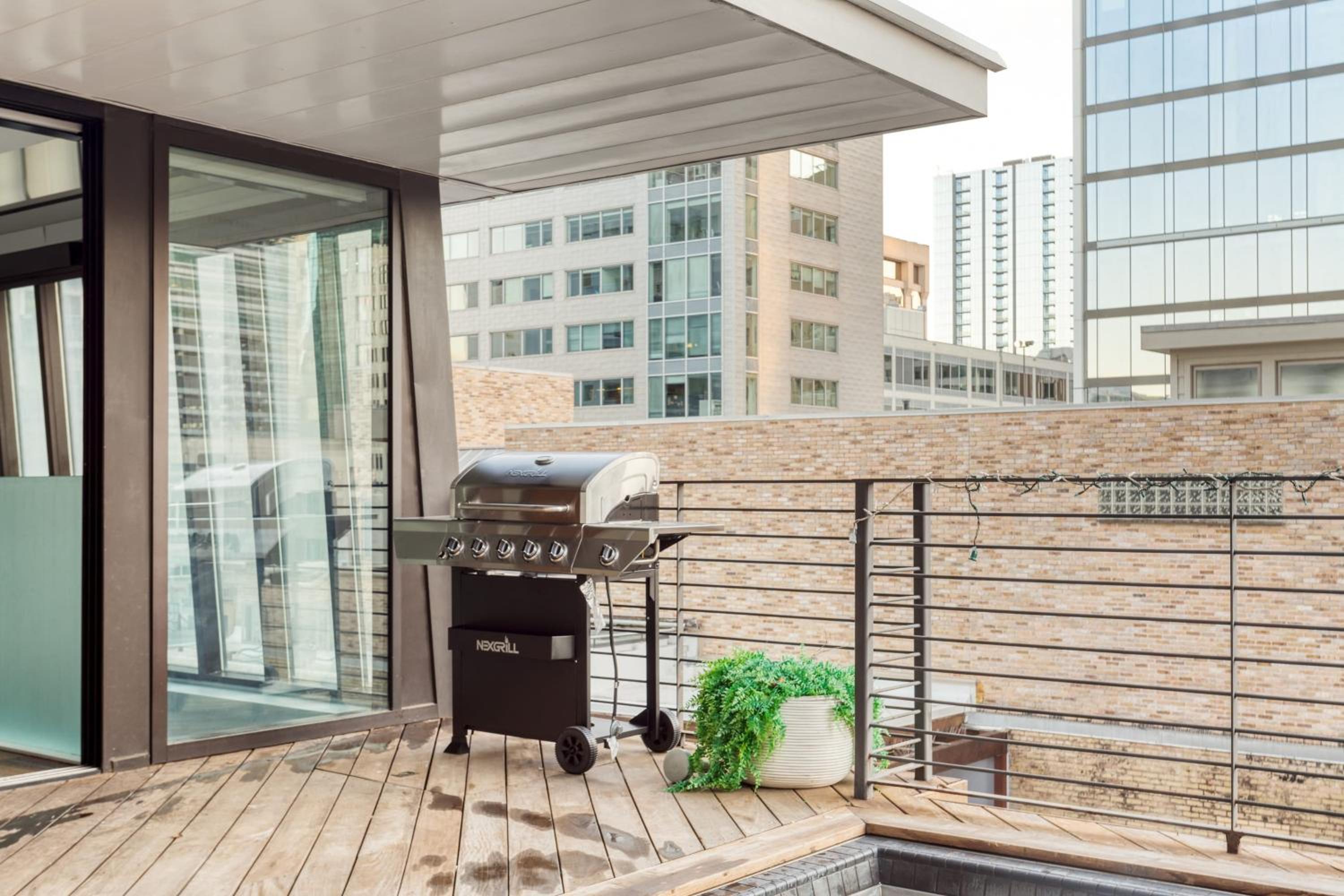 Paramount Place by AvantStay 4 Story Apartment in Heart of Austin w Movie Theatre