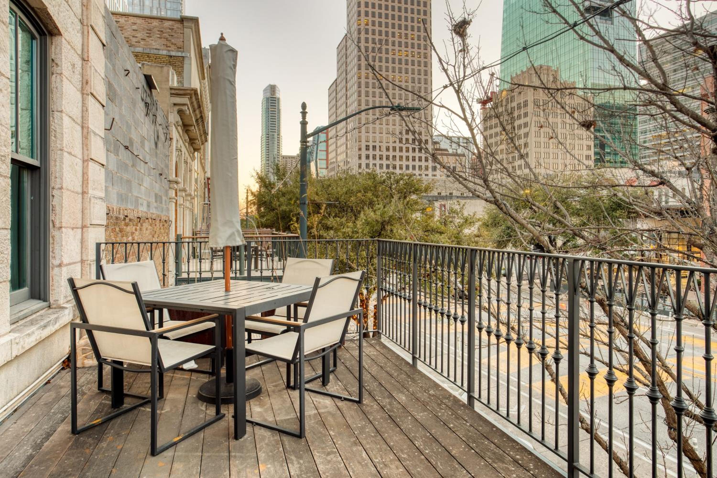 Paramount Place by AvantStay 4 Story Apartment in Heart of Austin w Movie Theatre