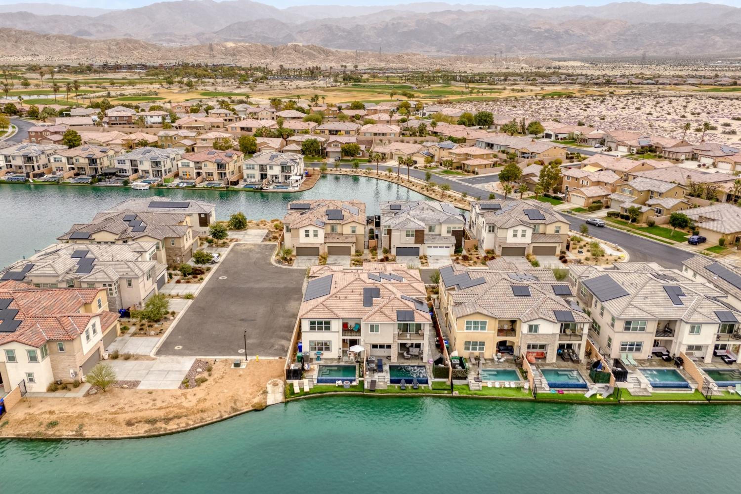 Sunburst by AvantStay Lakefront Mountain Views