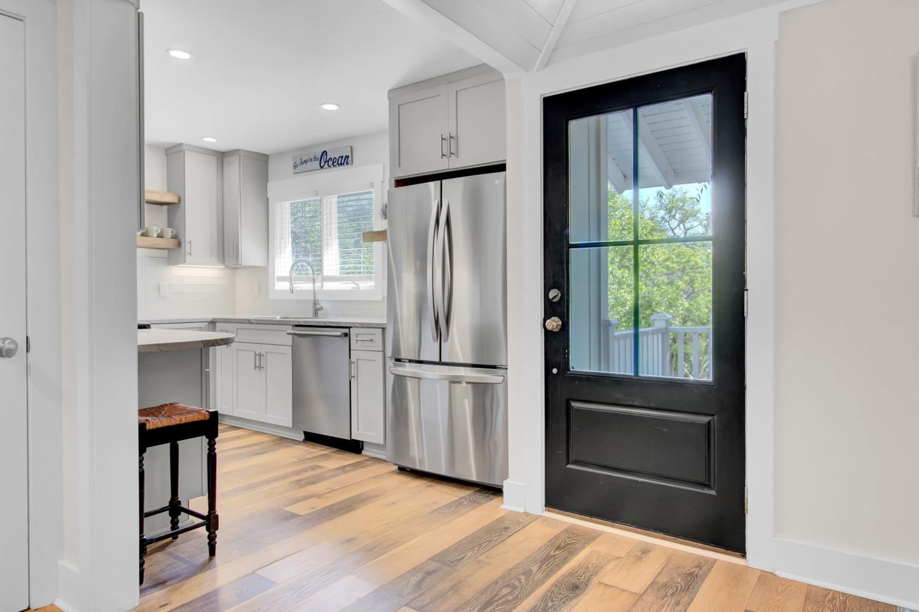 10 Sandcrab Court by AvantStay Beautiful Home w Deck Walk to the Beach