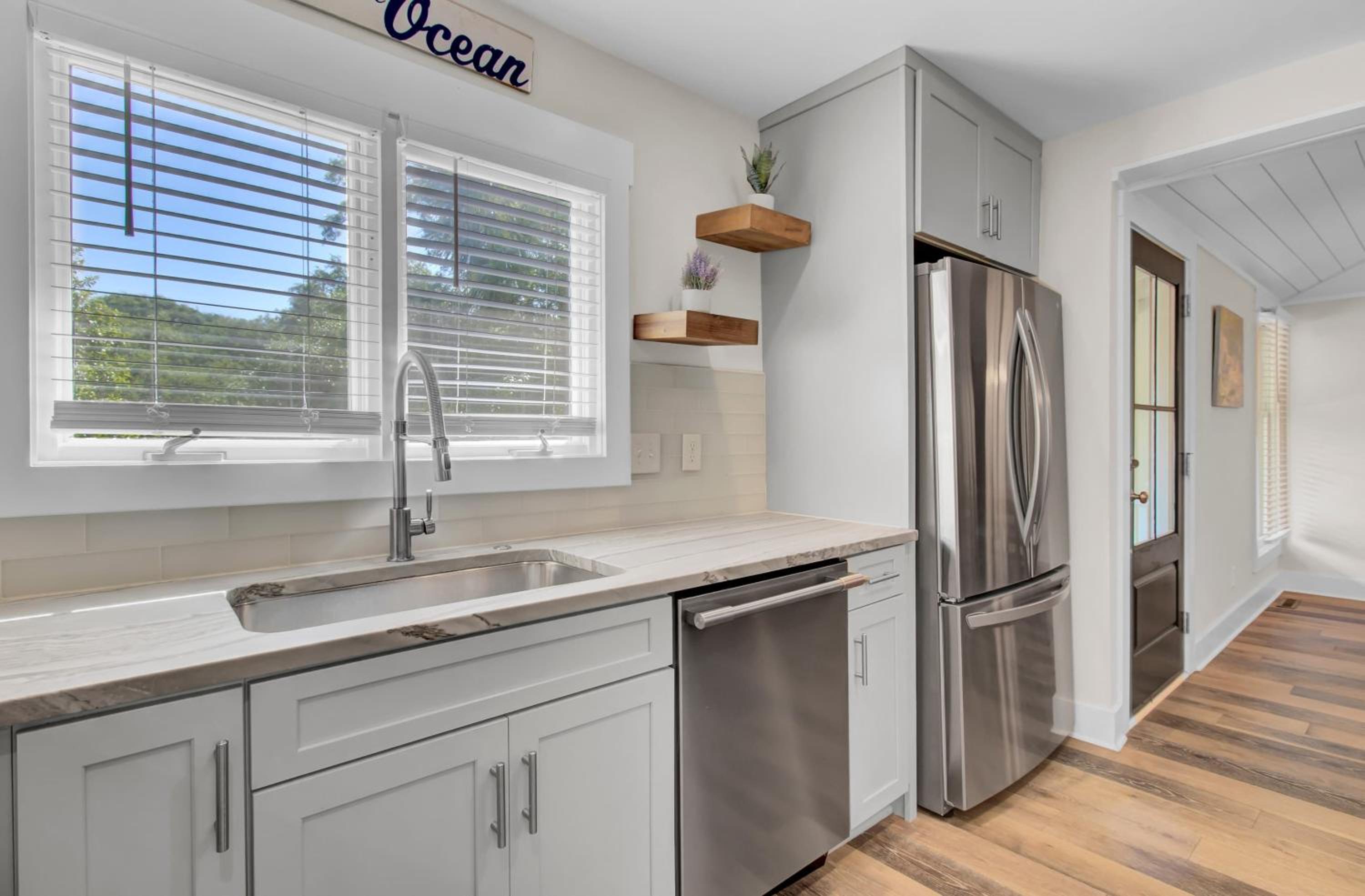 10 Sandcrab Court by AvantStay Beautiful Home w Deck Walk to the Beach
