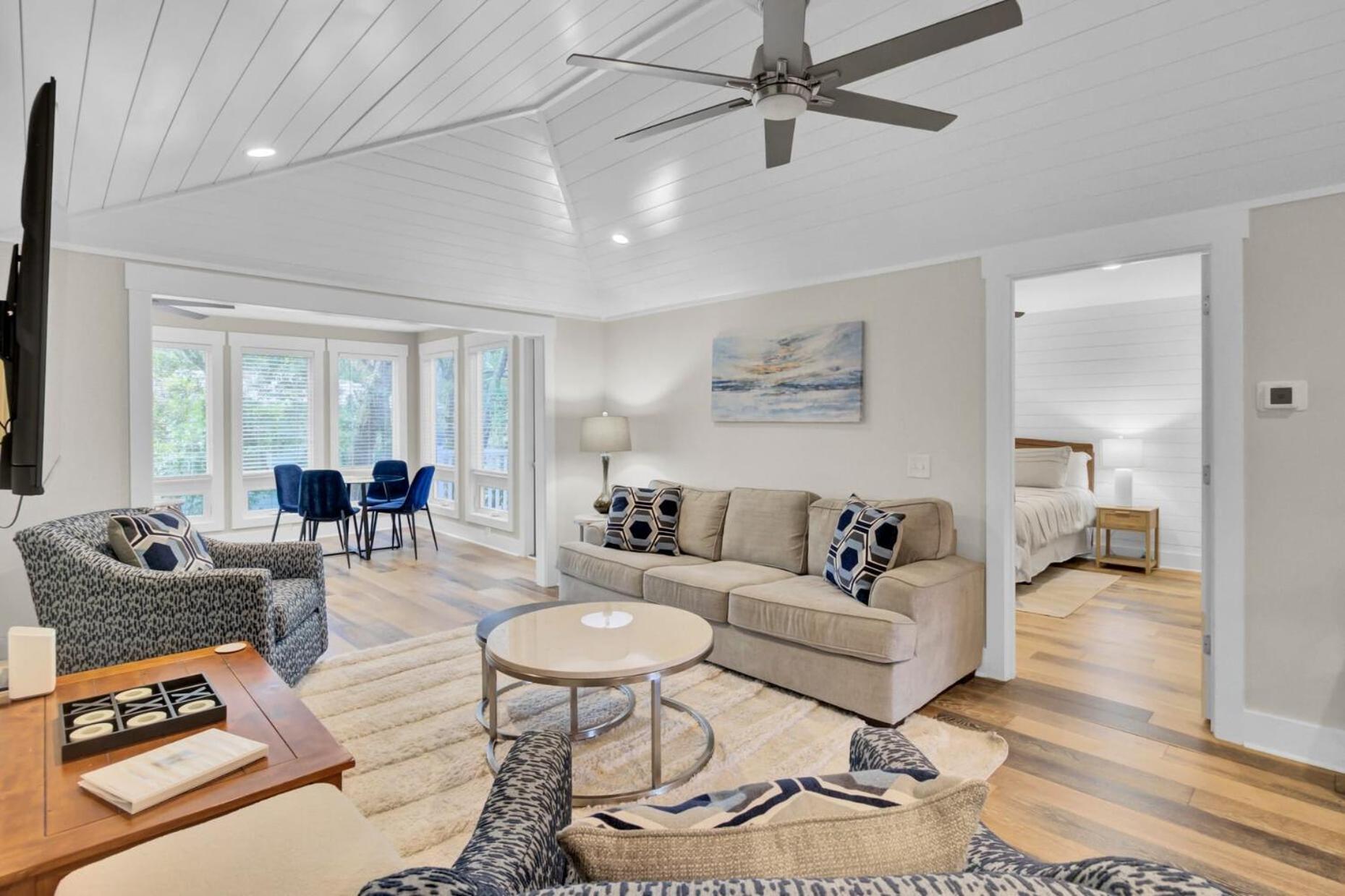 10 Sandcrab Court by AvantStay Beautiful Home w Deck Walk to the Beach