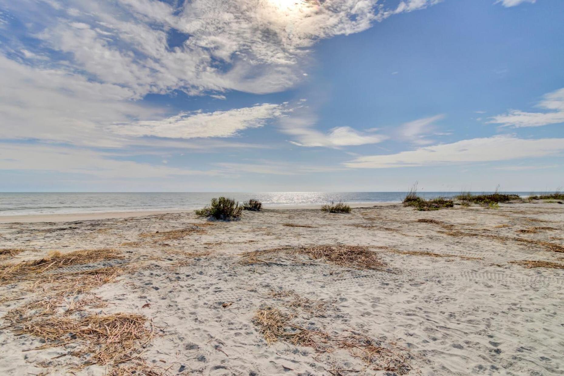 10 Sandcrab Court by AvantStay Beautiful Home w Deck Walk to the Beach