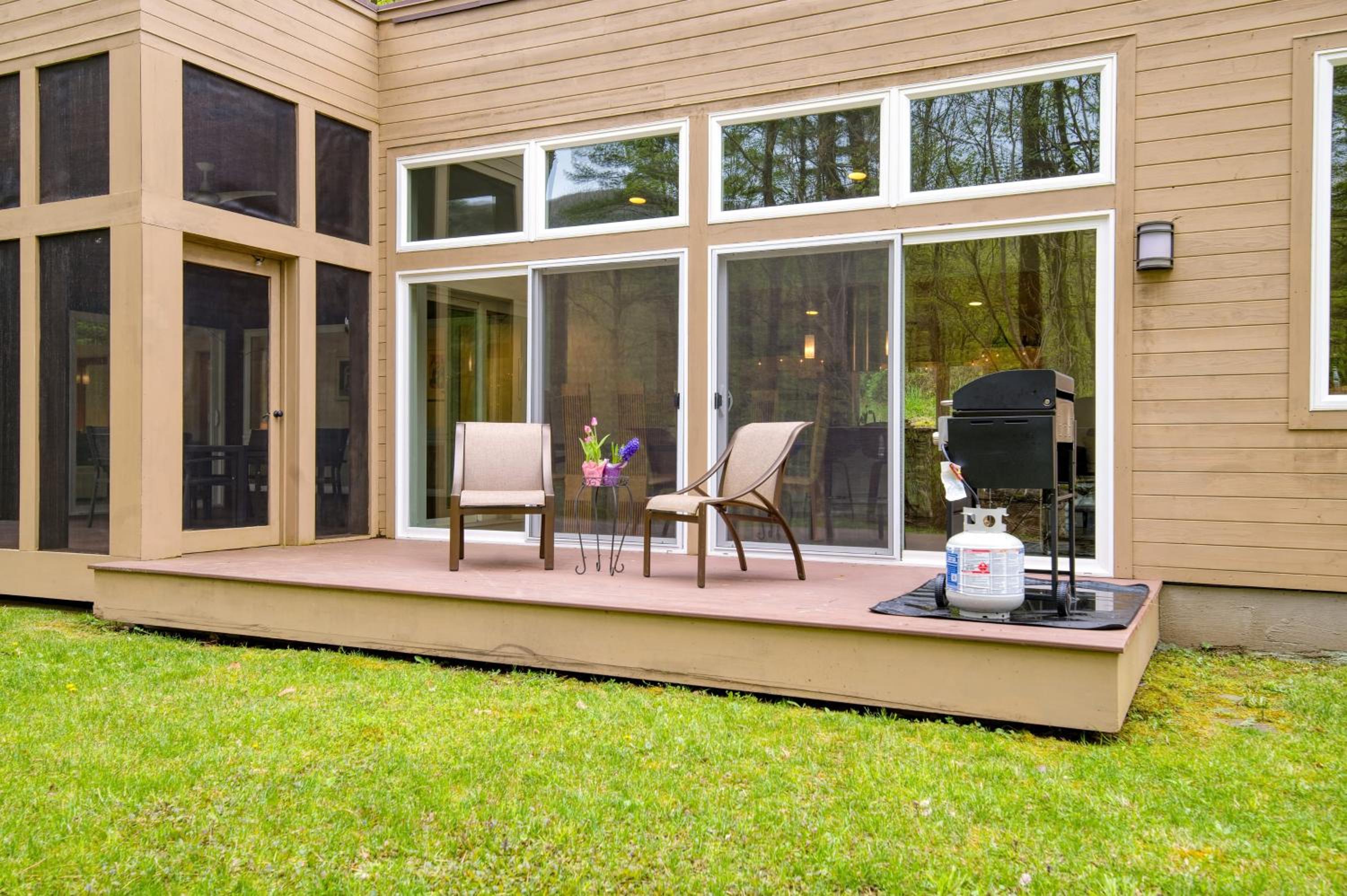 Secluded Modern Enclosed Patio Forest Views Woodland Zen by AvantStay