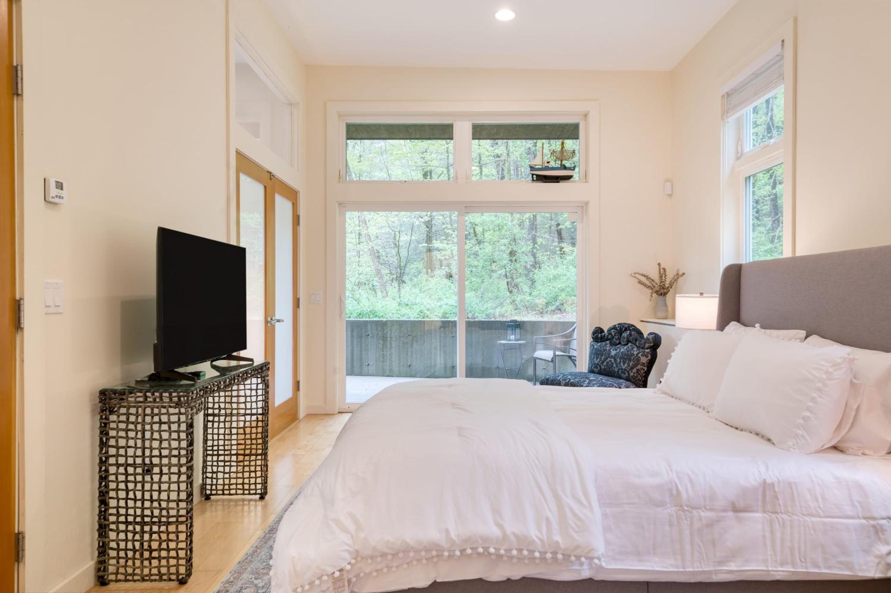 Secluded Modern Enclosed Patio Forest Views Woodland Zen by AvantStay