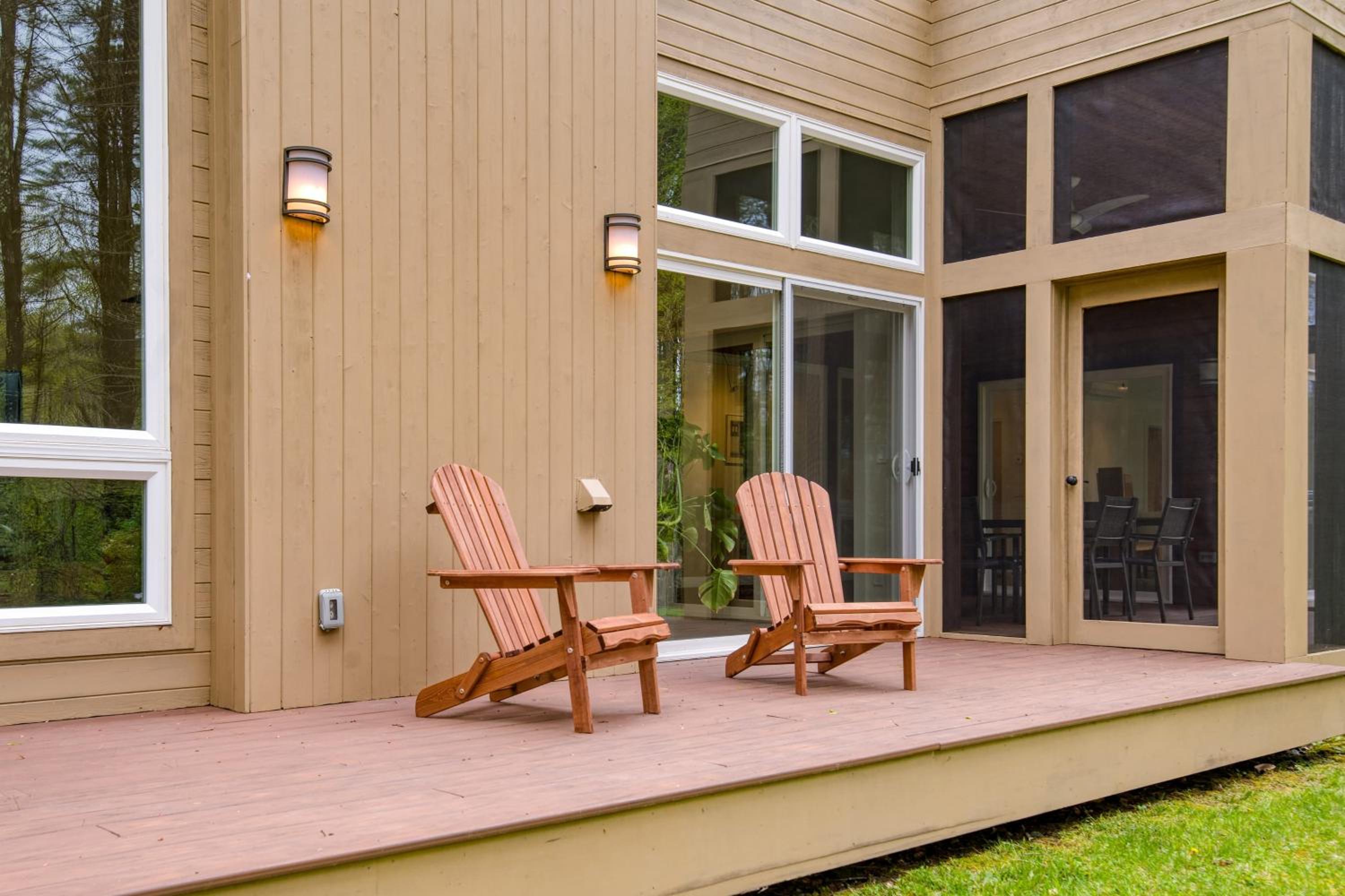 Secluded Modern Enclosed Patio Forest Views Woodland Zen by AvantStay