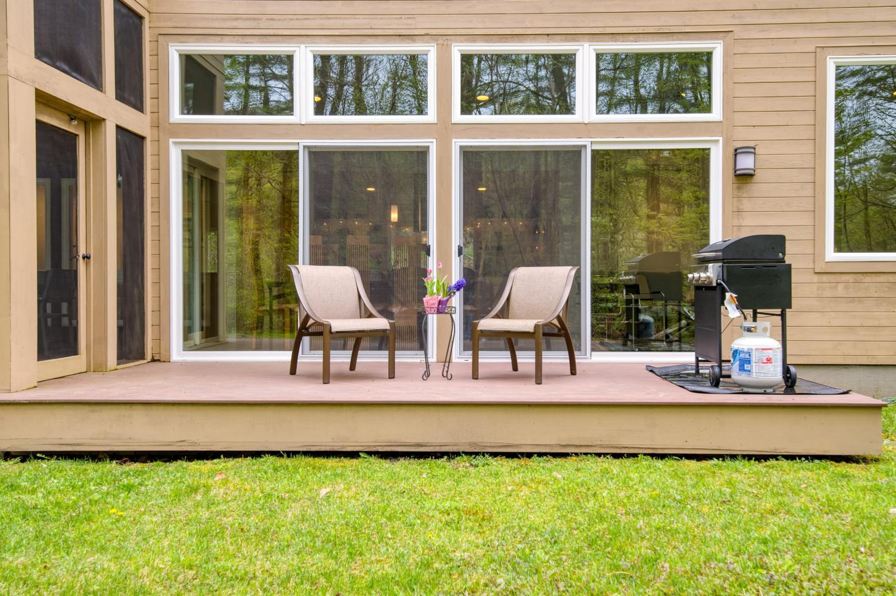 Secluded Modern Enclosed Patio Forest Views Woodland Zen by AvantStay