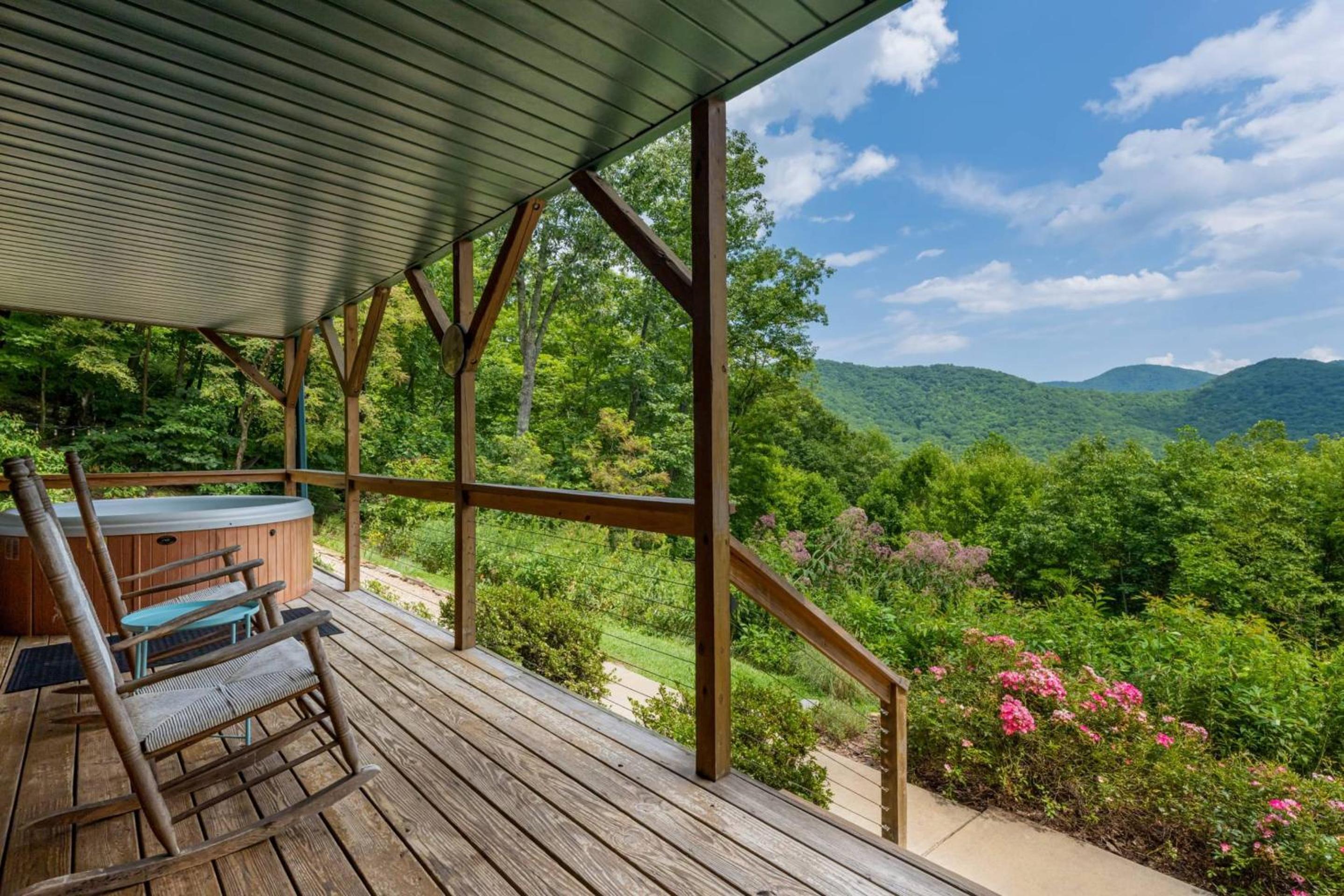 Among the Clouds by AvantStay Views Hot Tub