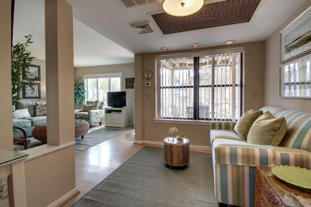 102 E Port O Call by AvantStay Beachfront Ocean Views Communal Pool