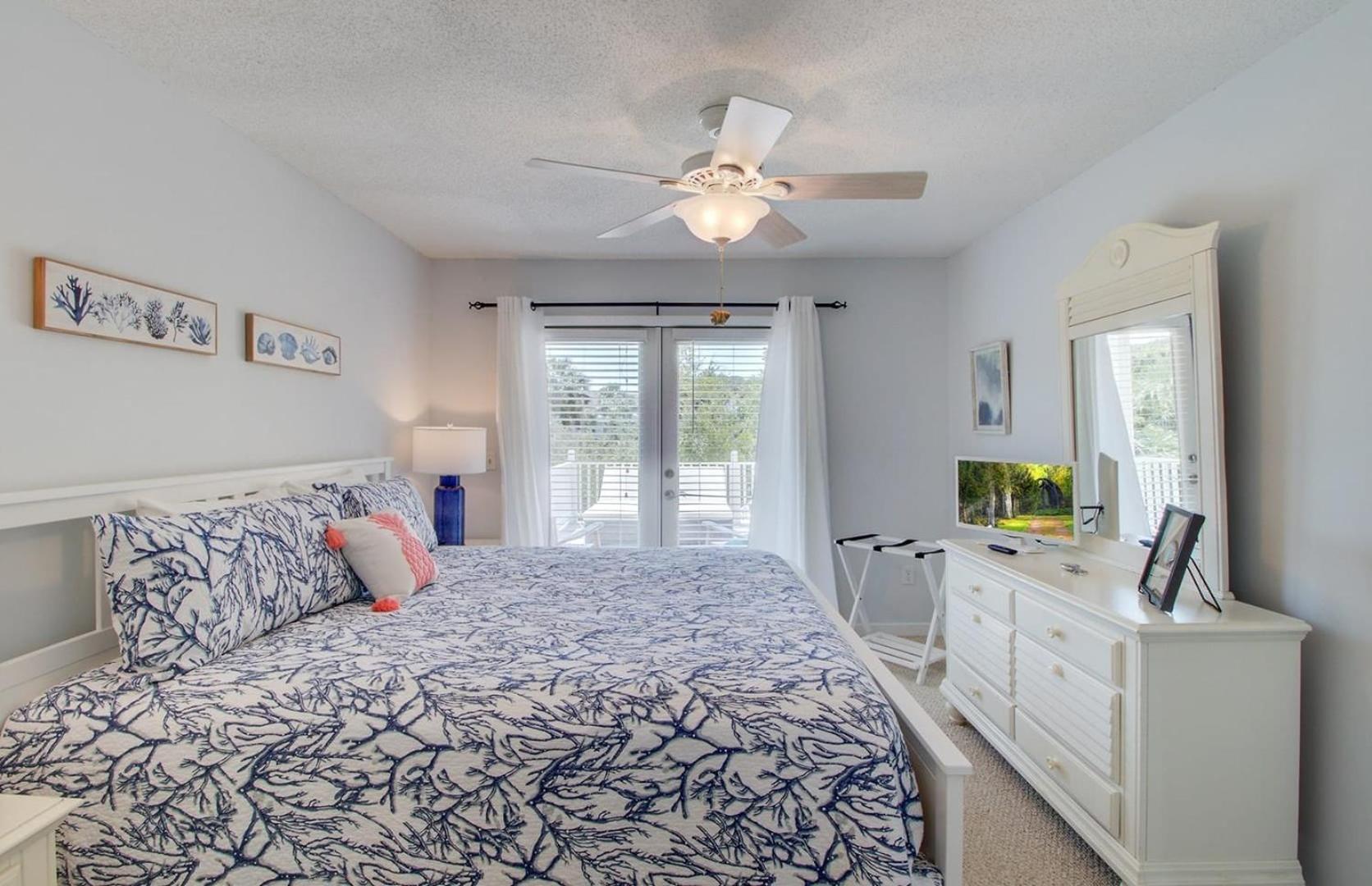 72 Pelican Bay AvantStay Community Pool Decks