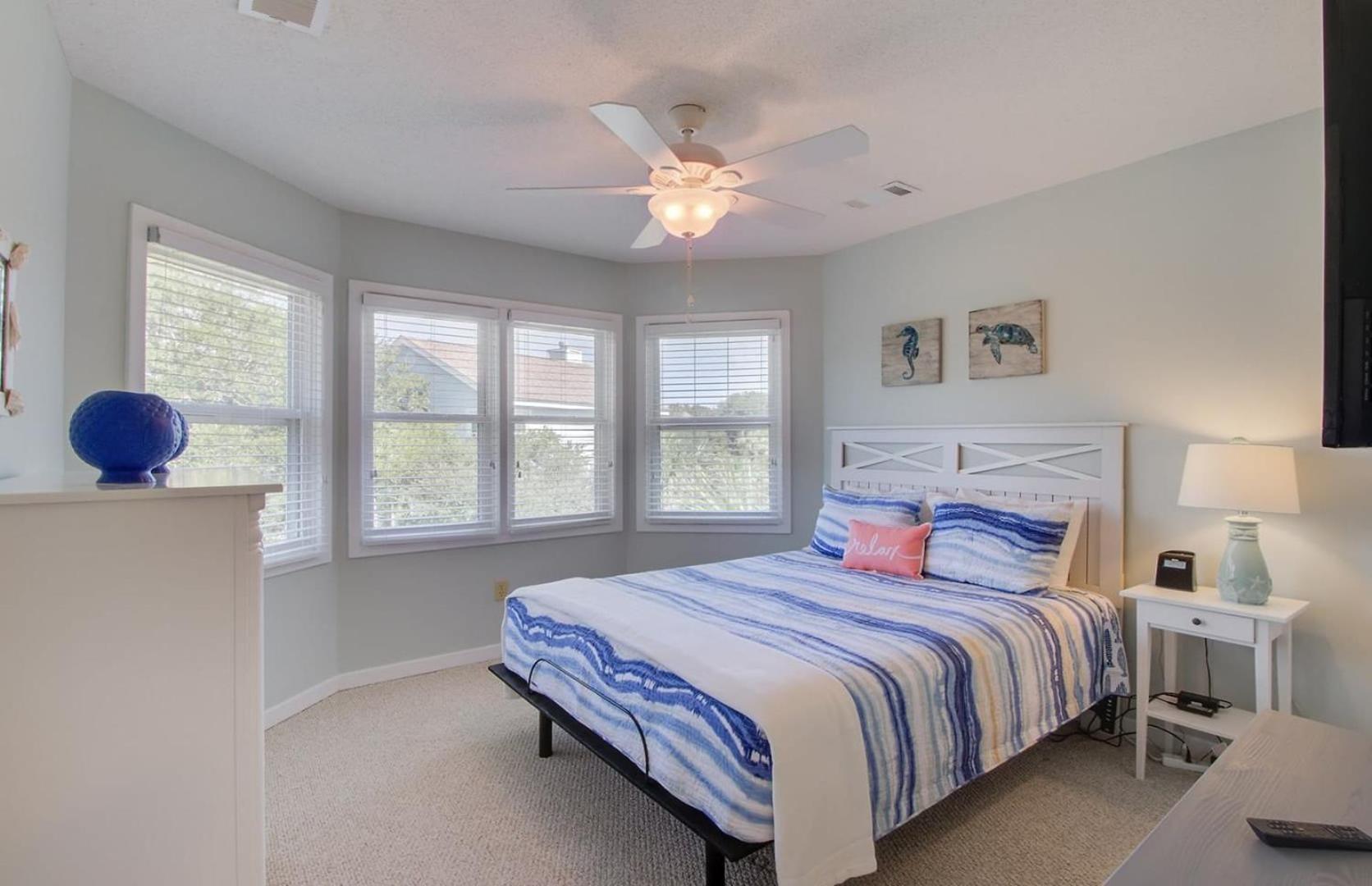 72 Pelican Bay AvantStay Community Pool Decks