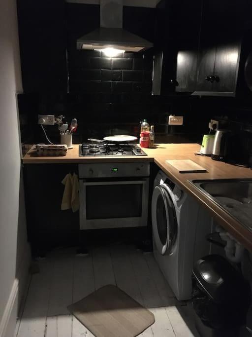 Top floor 1 bedroom, Princes Avenue view 3