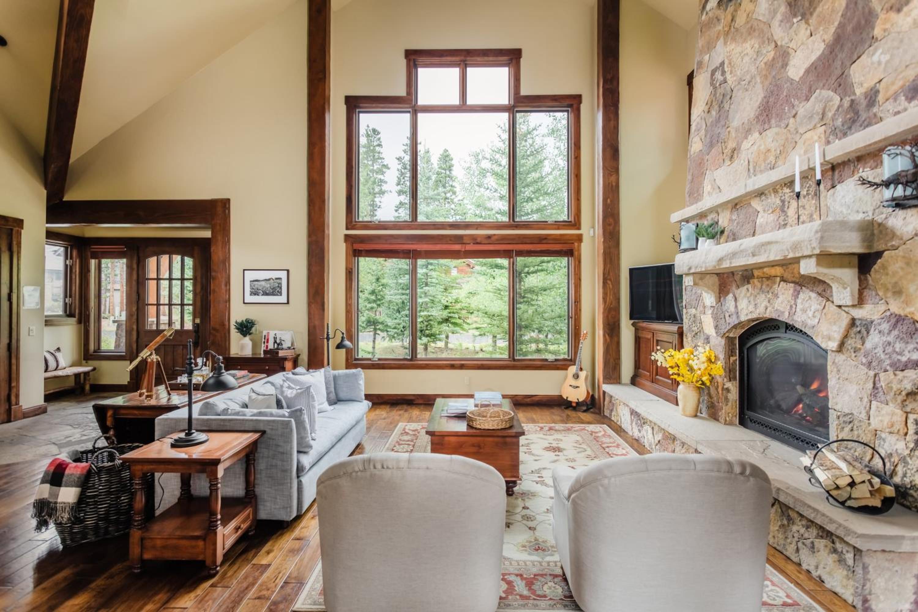 Peak 8 by AvantStay Spacious Modern Cabin w Hot Tub Views