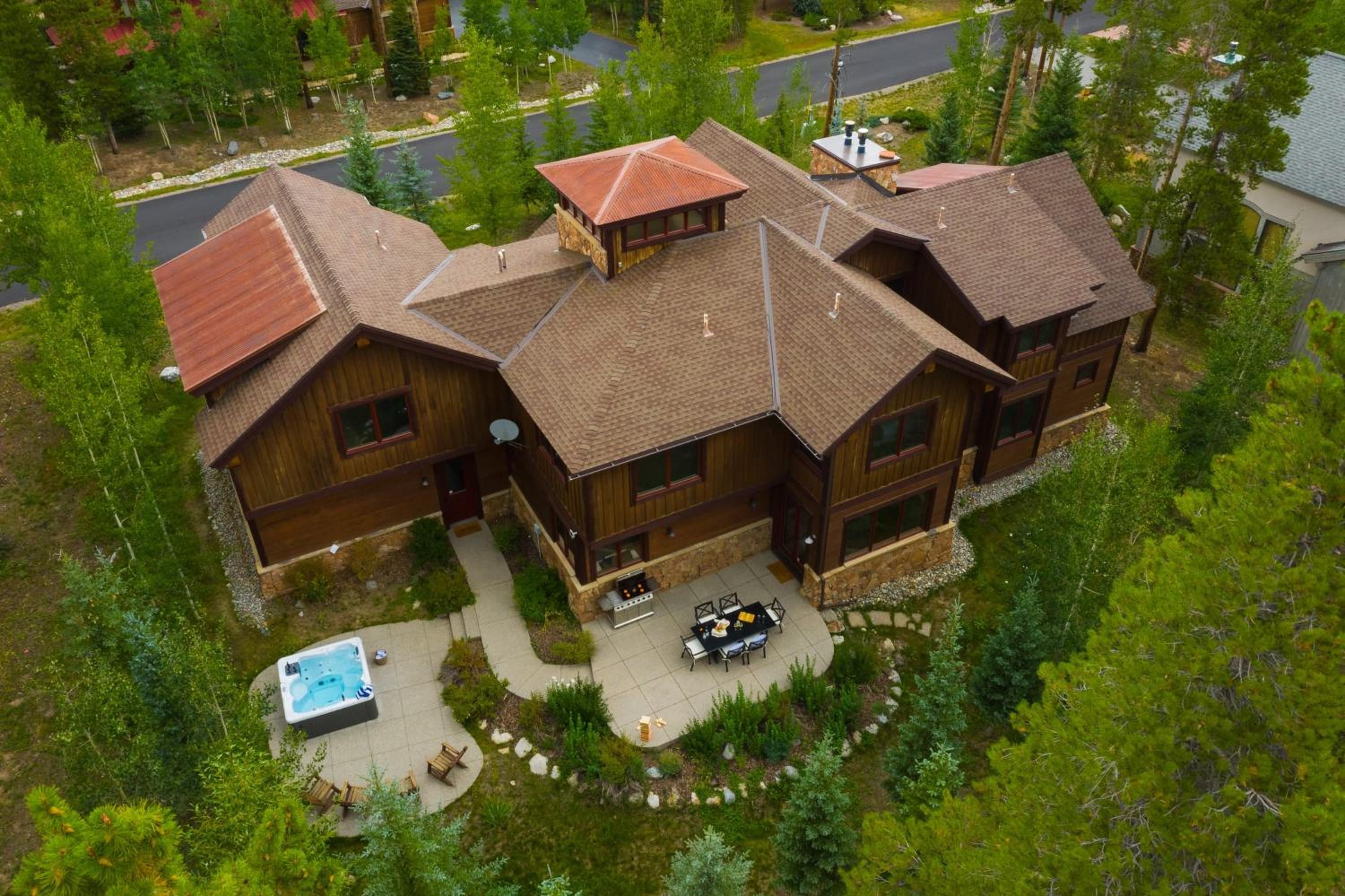 Peak 8 by AvantStay Spacious Modern Cabin w Hot Tub Views