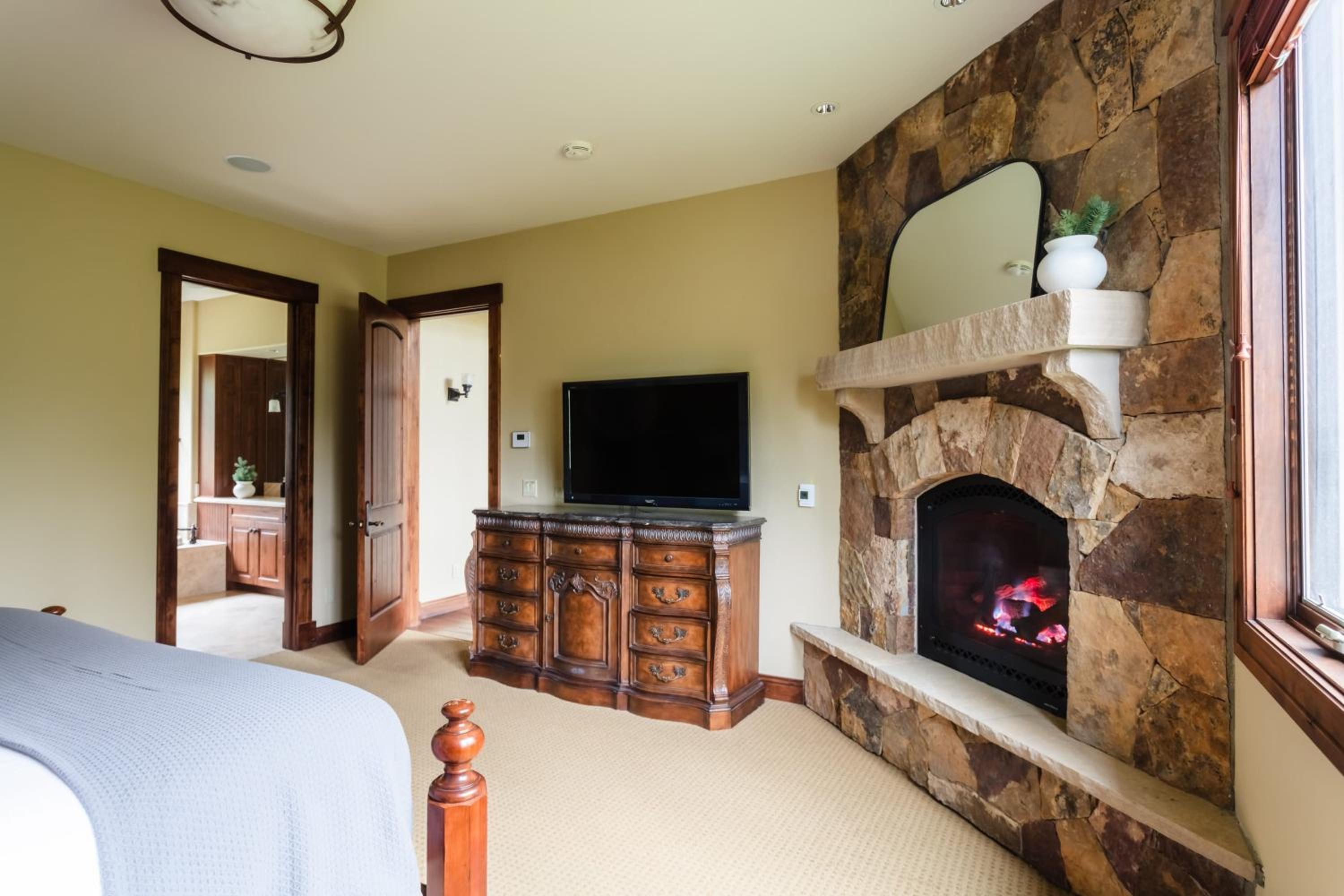 Peak 8 by AvantStay Spacious Modern Cabin w Hot Tub Views