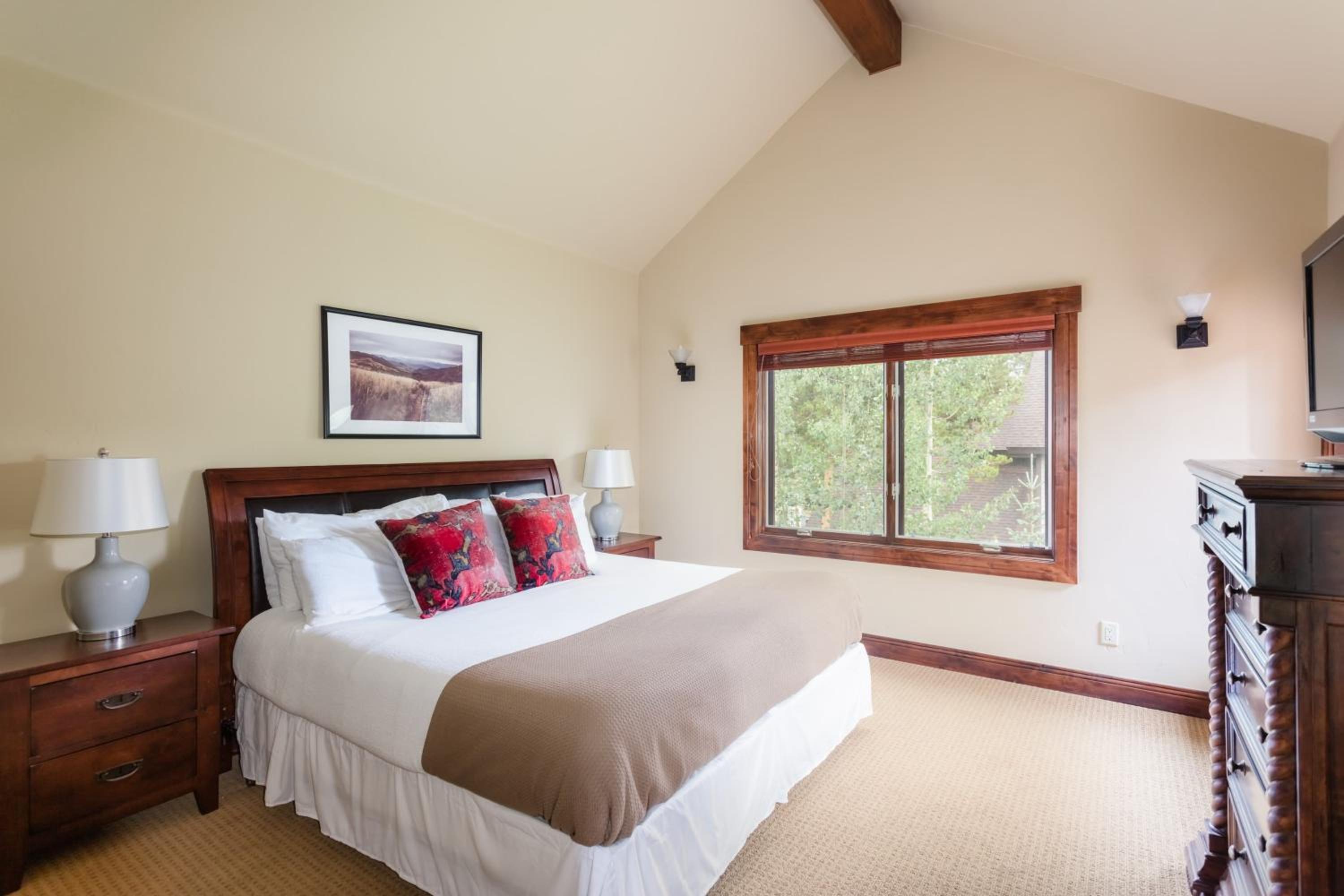Peak 8 by AvantStay Spacious Modern Cabin w Hot Tub Views